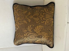 Cuscino di piume in stile barocco con broccato di bronzo