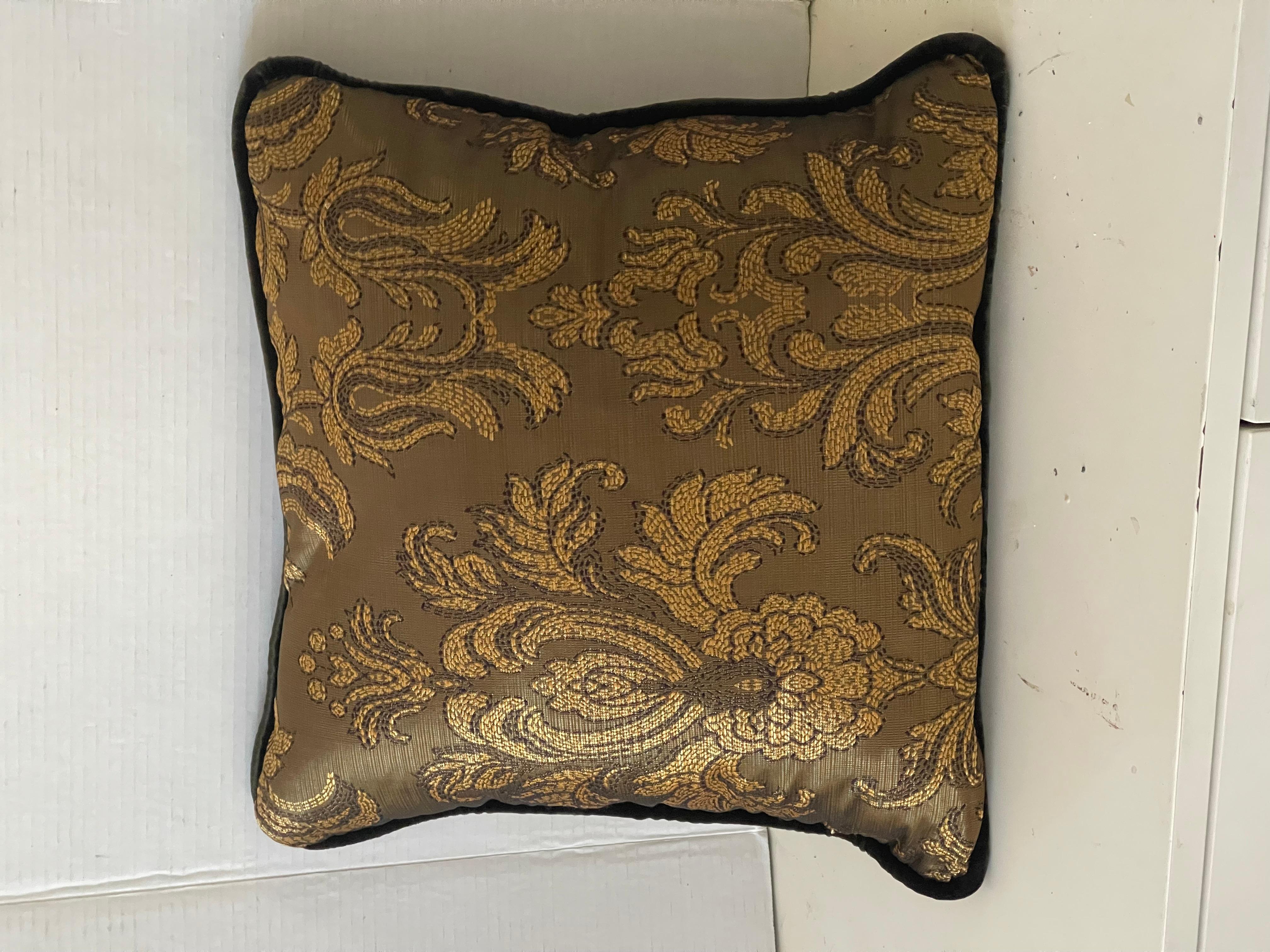 Neoclassico Cuscino di piume in stile barocco con broccato di bronzo in vendita