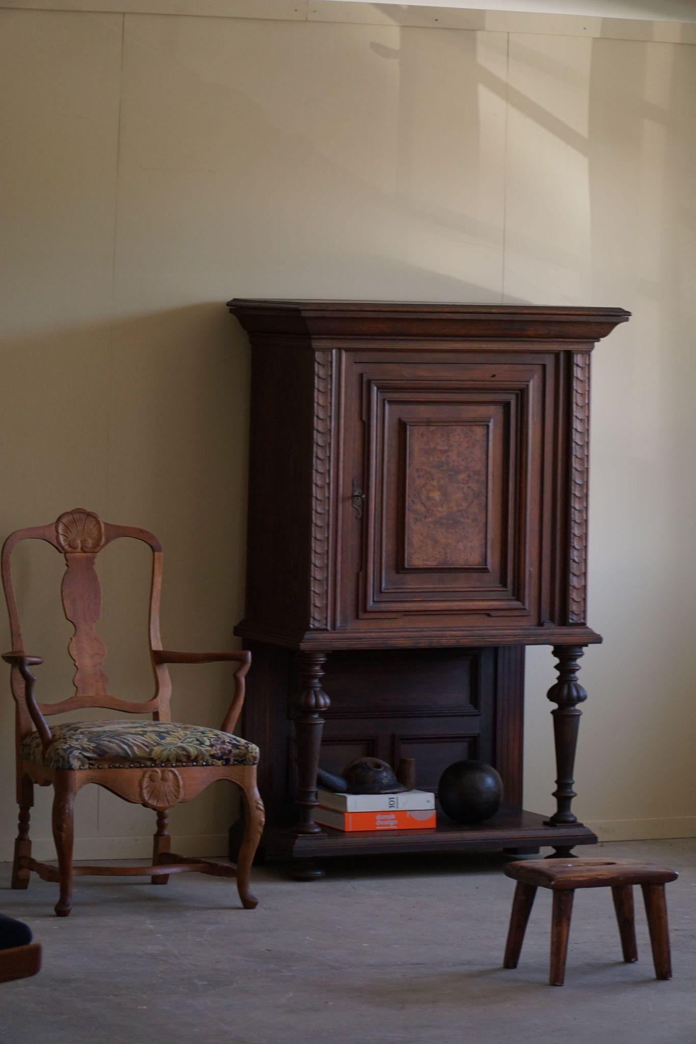 Questo magnifico mobile in stile barocco, realizzato da un ebanista danese negli anni '20, è uno straordinario esempio di artigianato opulento. Realizzato in ricco rovere e con un lussuoso intarsio in radica, il mobile presenta intagli decadenti che