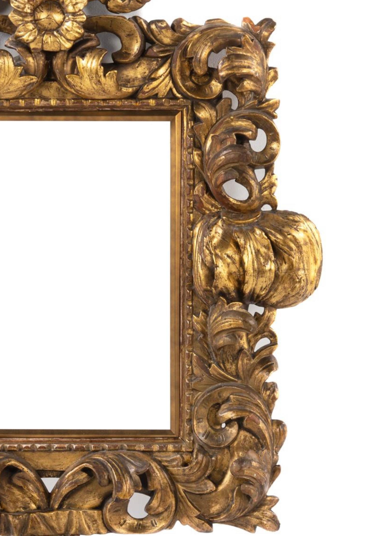 Bois doré Cadre de photo / miroir en bois sculpté et doré de style baroque en vente