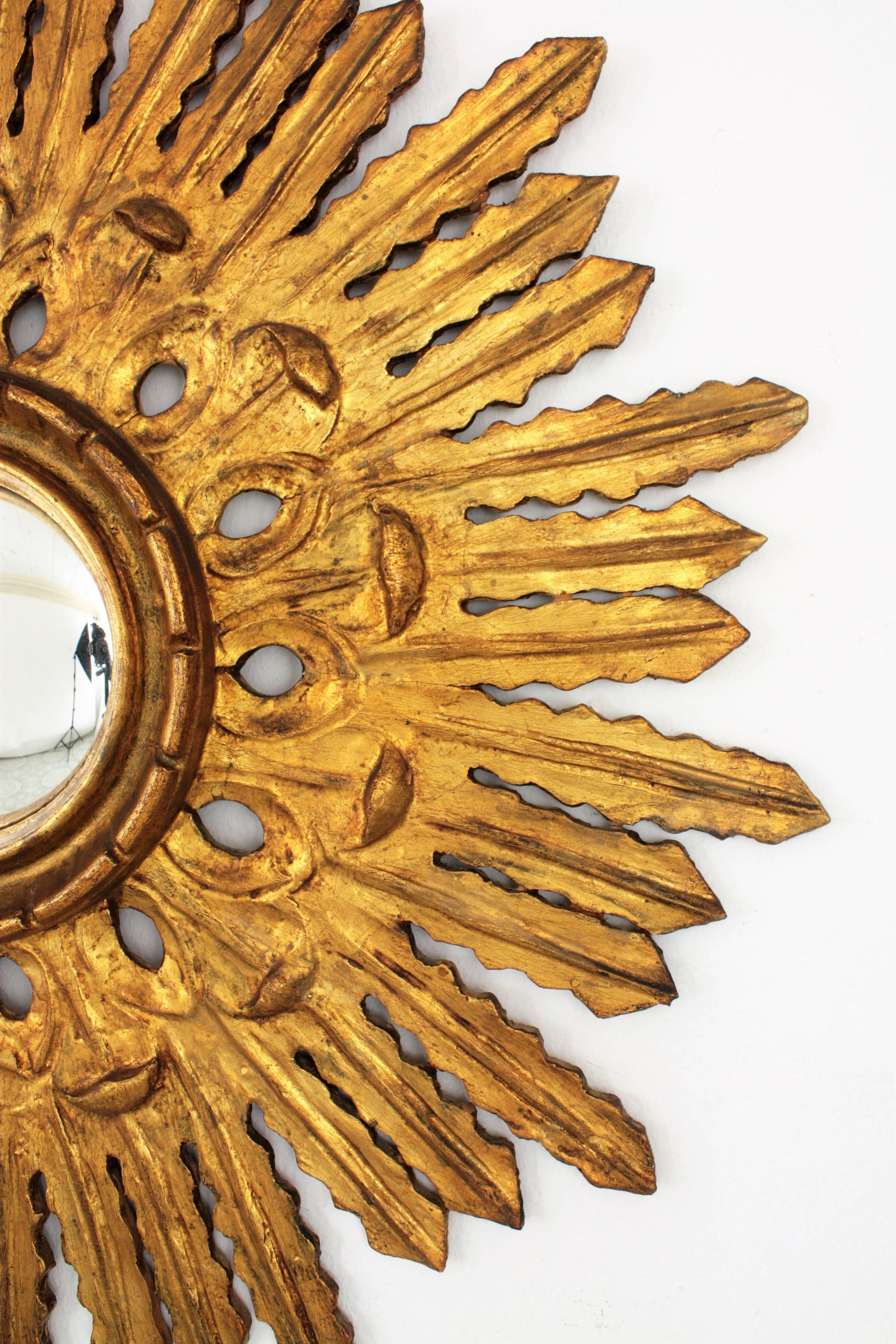 Baroque Style Carved Giltwood Sunburst Convex Mirror, Spain, 1920s In Excellent Condition In Barcelona, ES