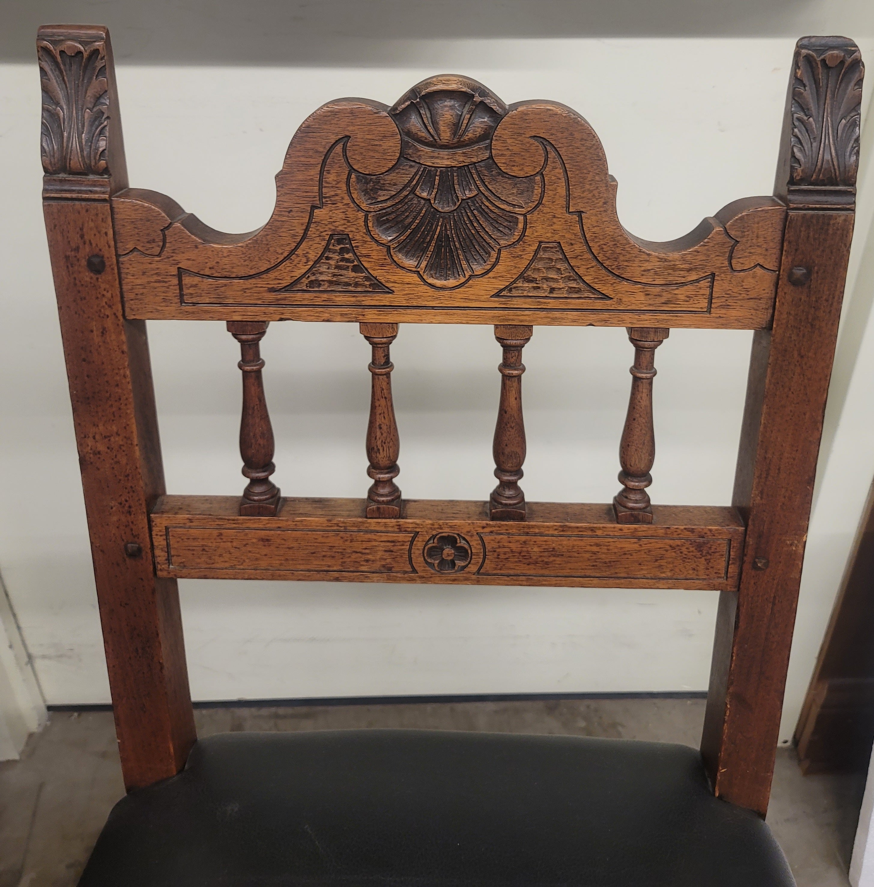 Barocker Beistellstuhl aus geschnitztem Holz und Leder im Barockstil, ca. 1920er Jahre (Metall) im Angebot