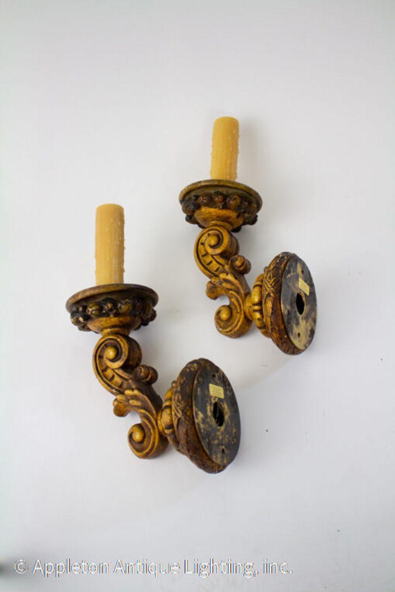 italien Paire d'appliques en bois sculpté de style baroque en vente
