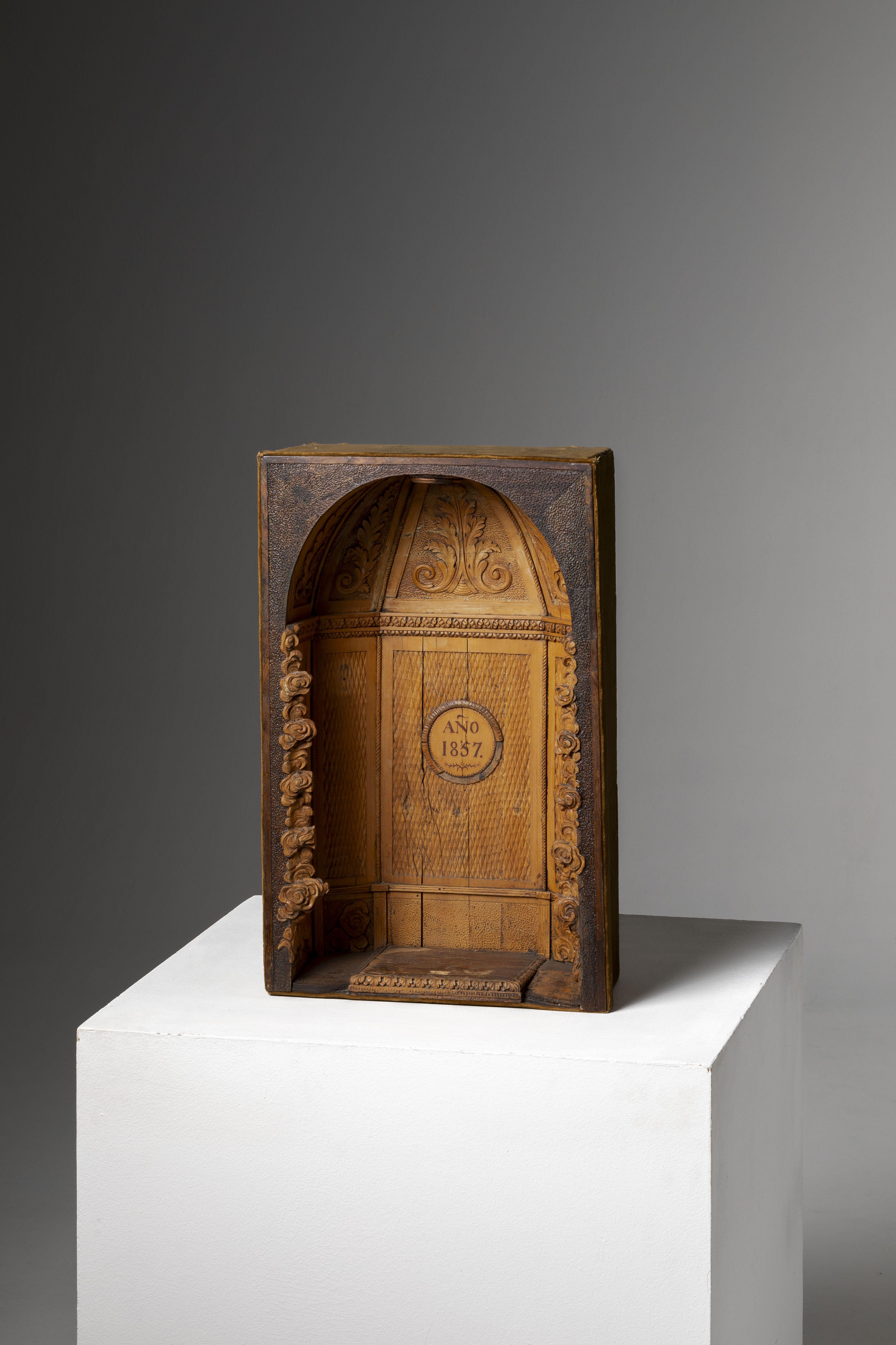 Eine geschnitzte Holznische im spanischen Barockstil mit Samtbespannung ist ein prächtiges Beispiel für die Opulenz und die detaillierte Handwerkskunst, die für die Barockkunst charakteristisch sind. 
Die Schnitzereien umfassen detaillierte Blumen-
