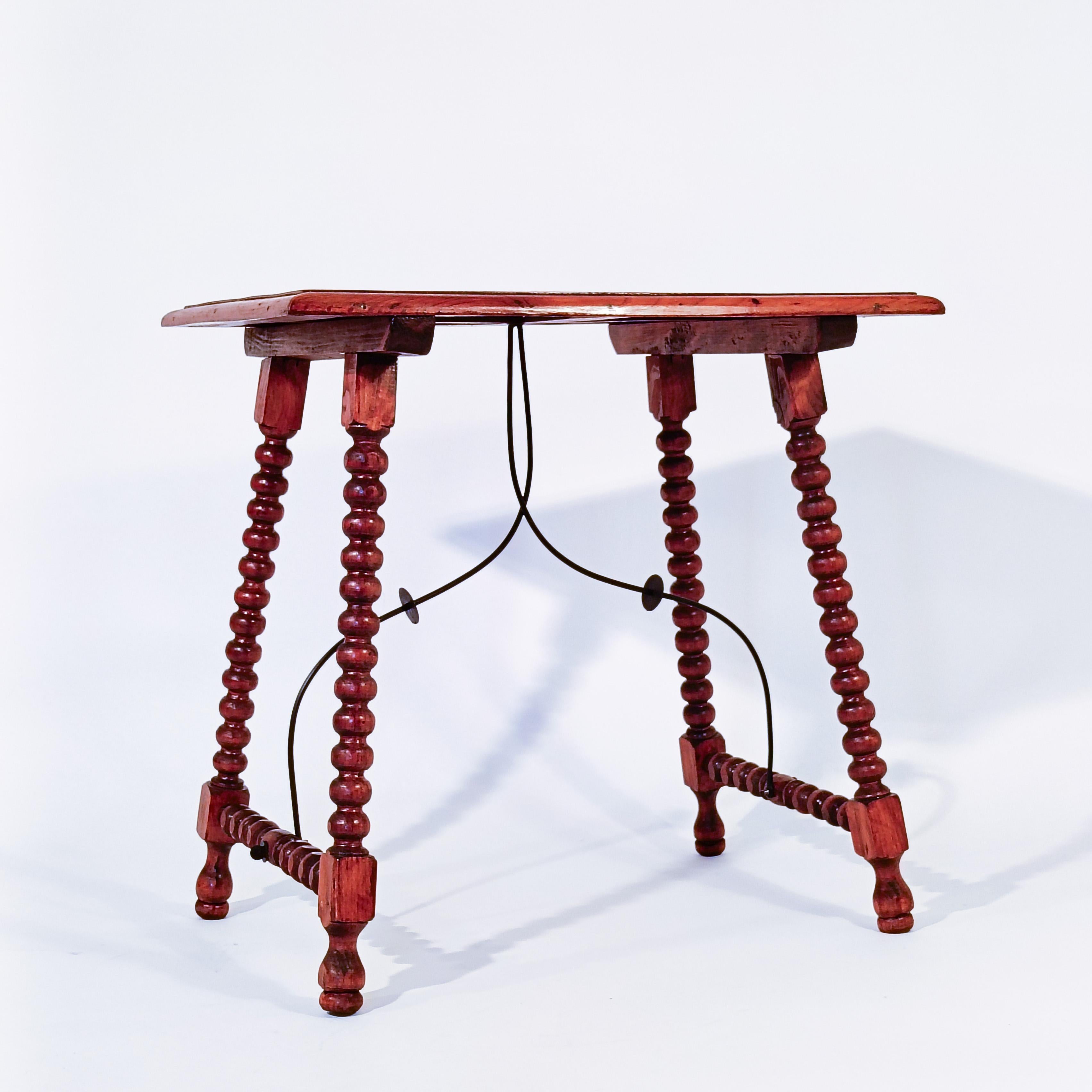 Barocker Stil. Beistelltisch aus kastilischem Nussbaumholz, Spanien, 1940er Jahre (Spanisch) im Angebot