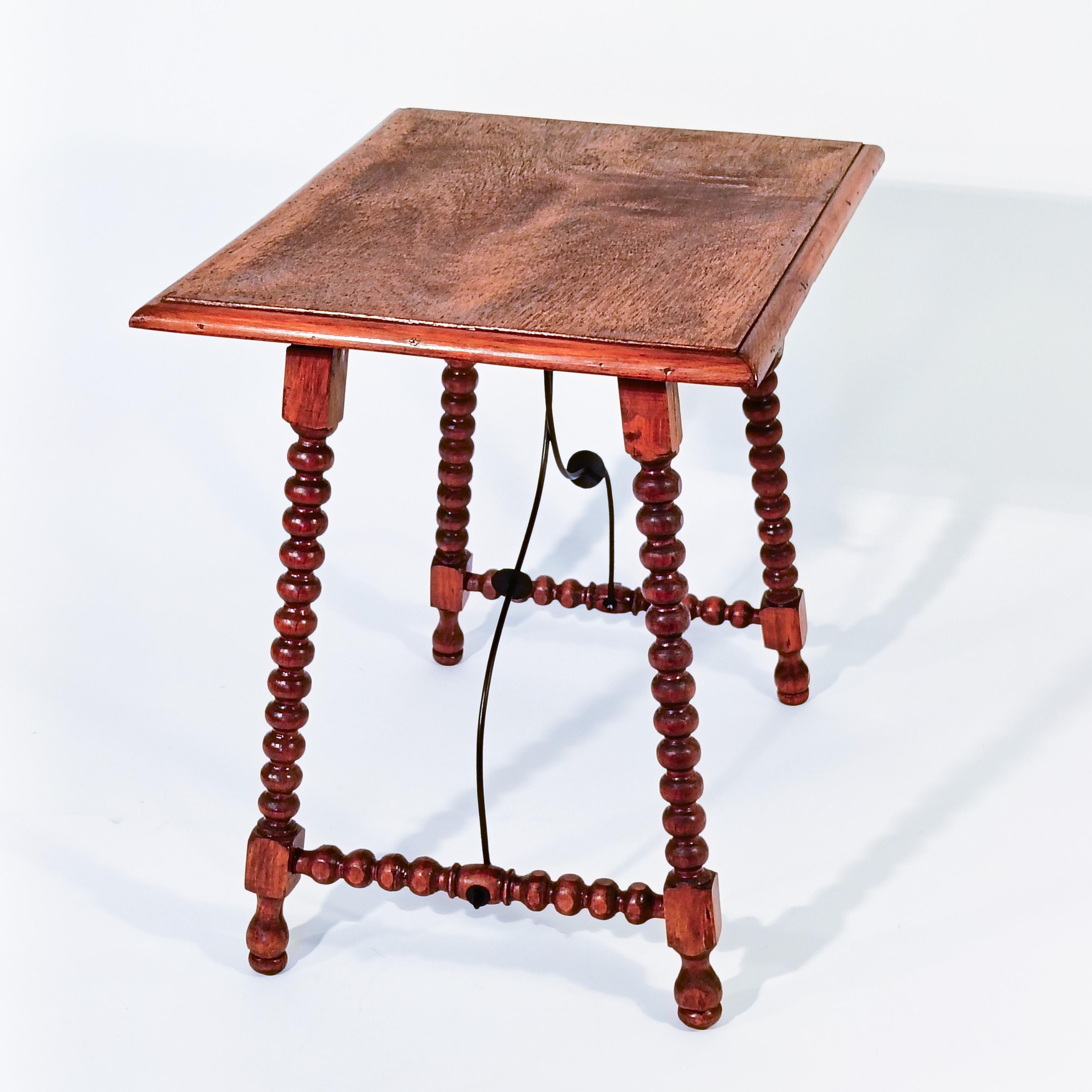 Barocker Stil. Beistelltisch aus kastilischem Nussbaumholz, Spanien, 1940er Jahre (Handgeschnitzt) im Angebot
