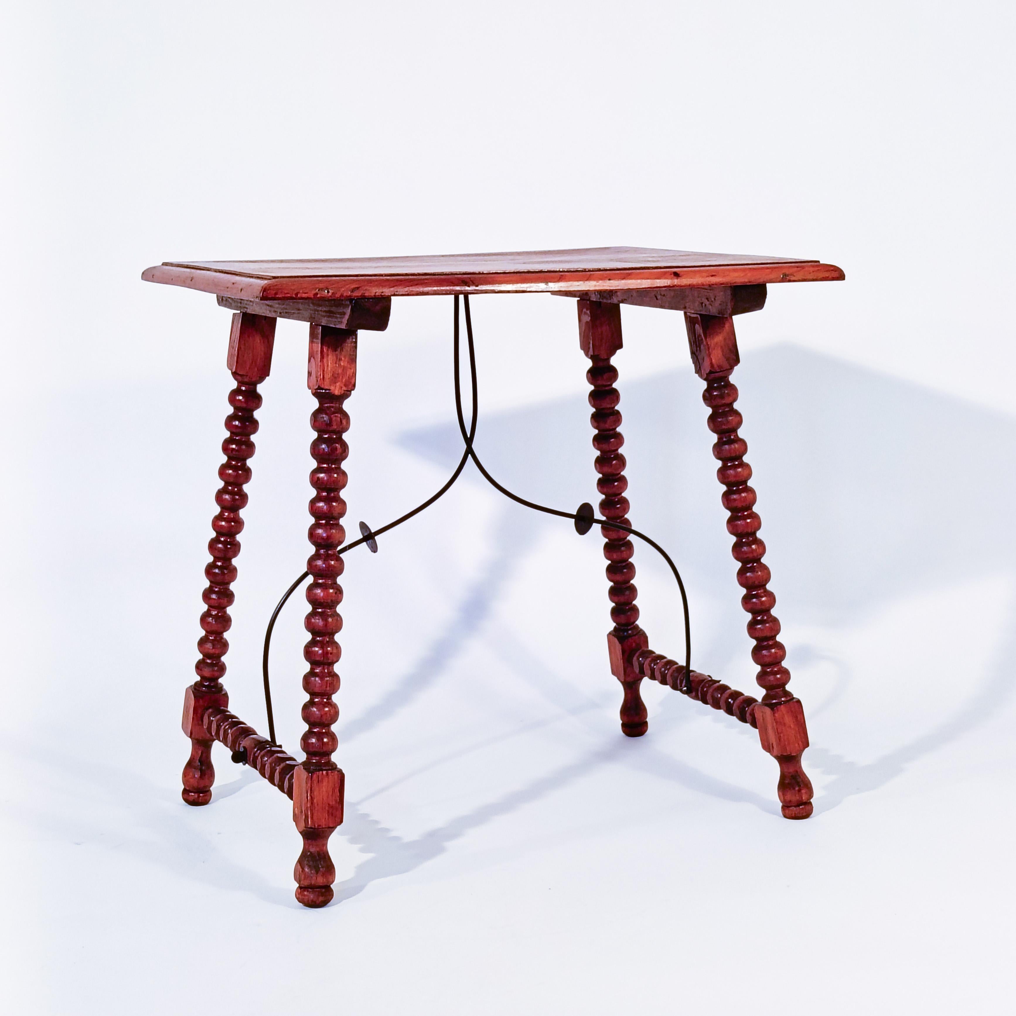 Barocker Stil. Beistelltisch aus kastilischem Nussbaumholz, Spanien, 1940er Jahre (Mitte des 20. Jahrhunderts) im Angebot