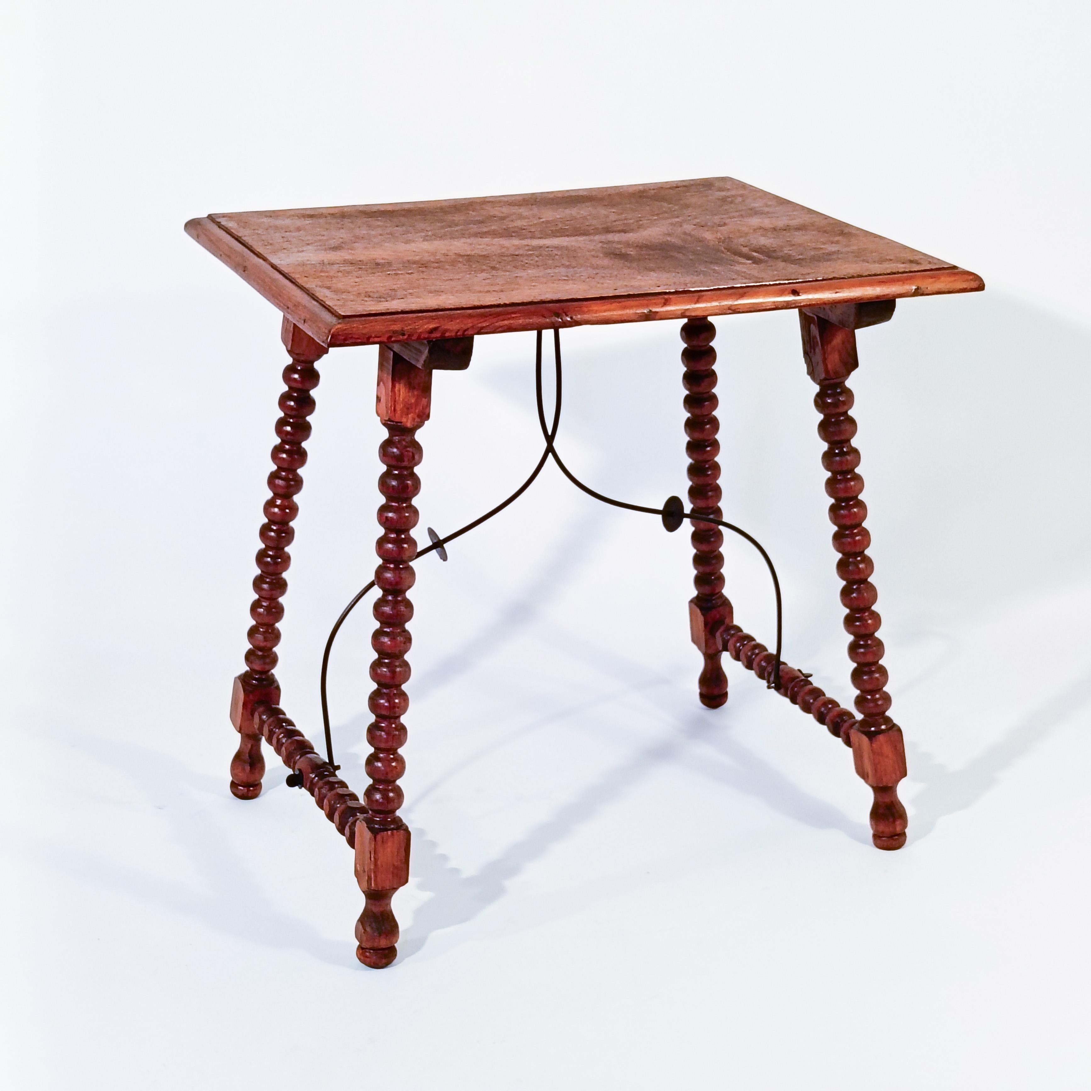 Barocker Stil. Beistelltisch aus kastilischem Nussbaumholz, Spanien, 1940er Jahre (Eisen) im Angebot