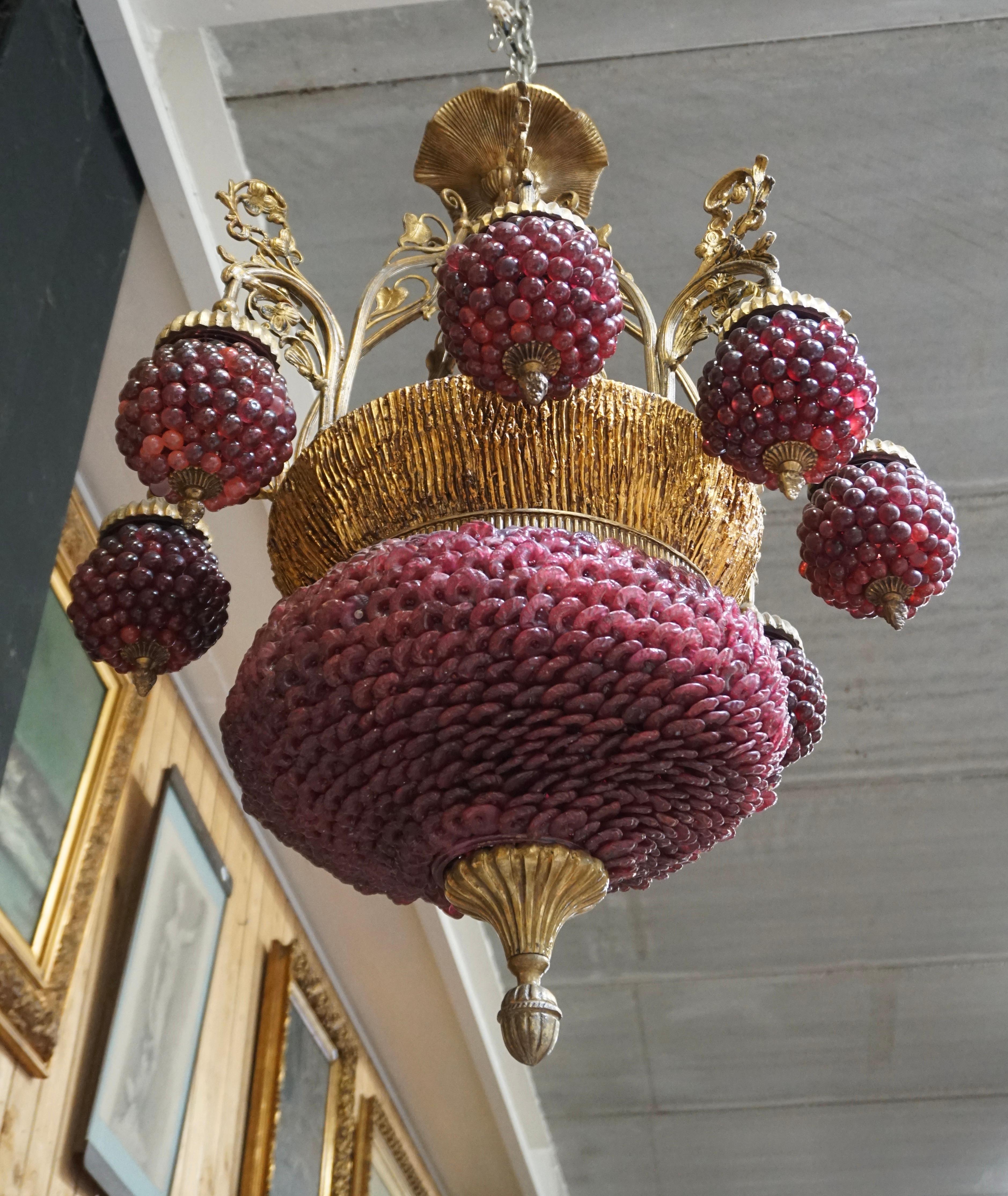Mid-Century Modern Lustre de style baroque avec grappes de raisins en verre en vente