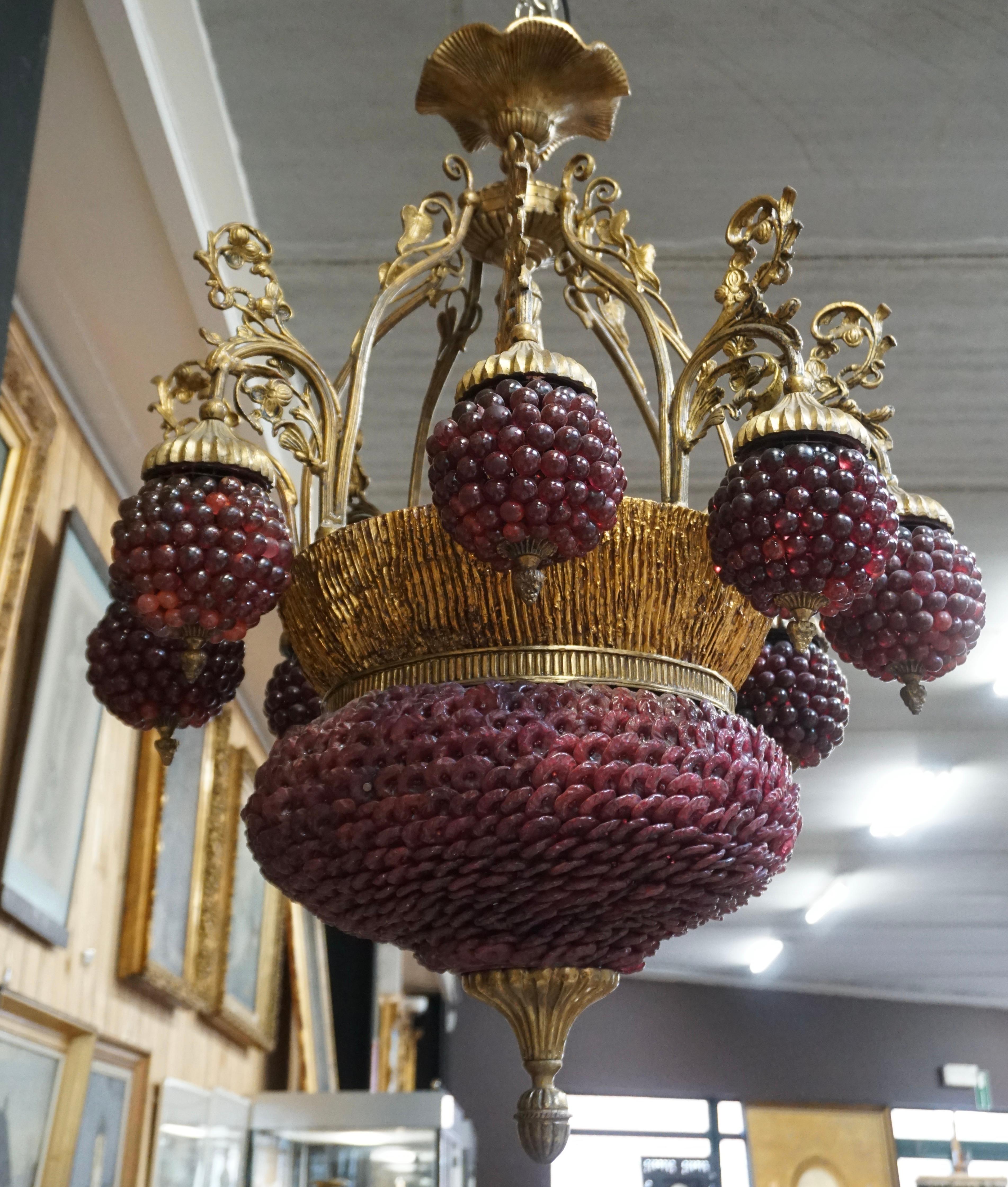 Bronze Lustre de style baroque avec grappes de raisins en verre en vente