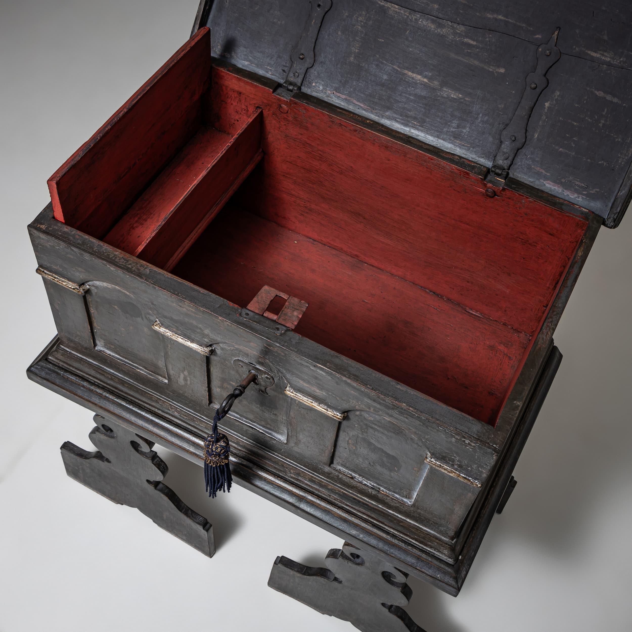 Baroque Chest on modern, baroque-style Stand, 18th / 20th Century For Sale 2