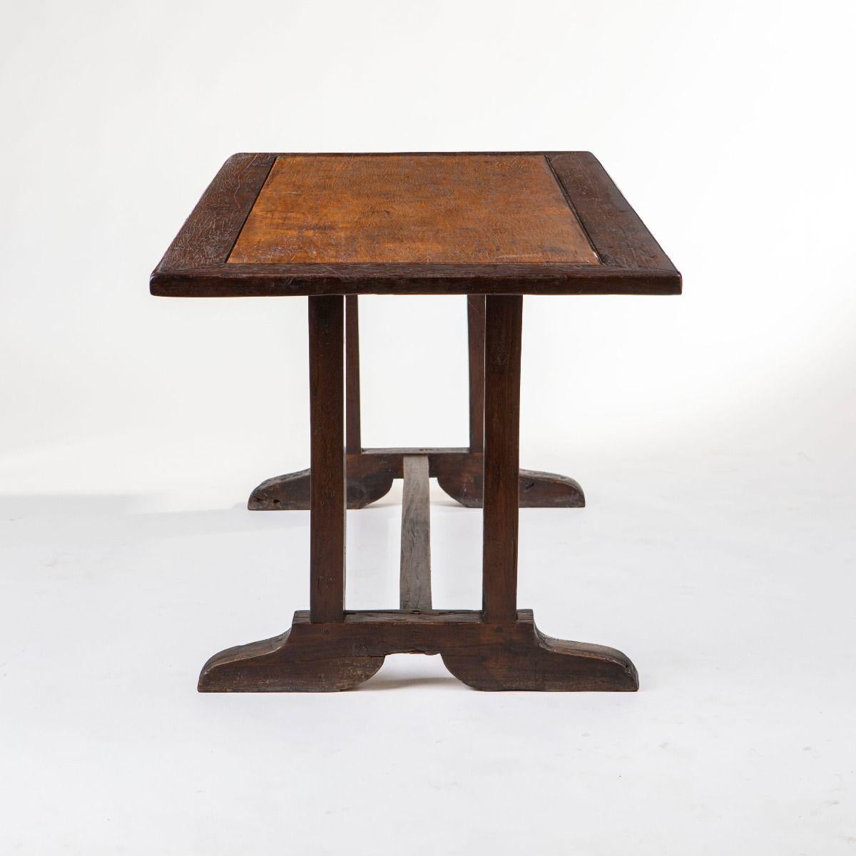 Baroque style Dining Table from the Philippines In Good Condition For Sale In Kastrup, DK