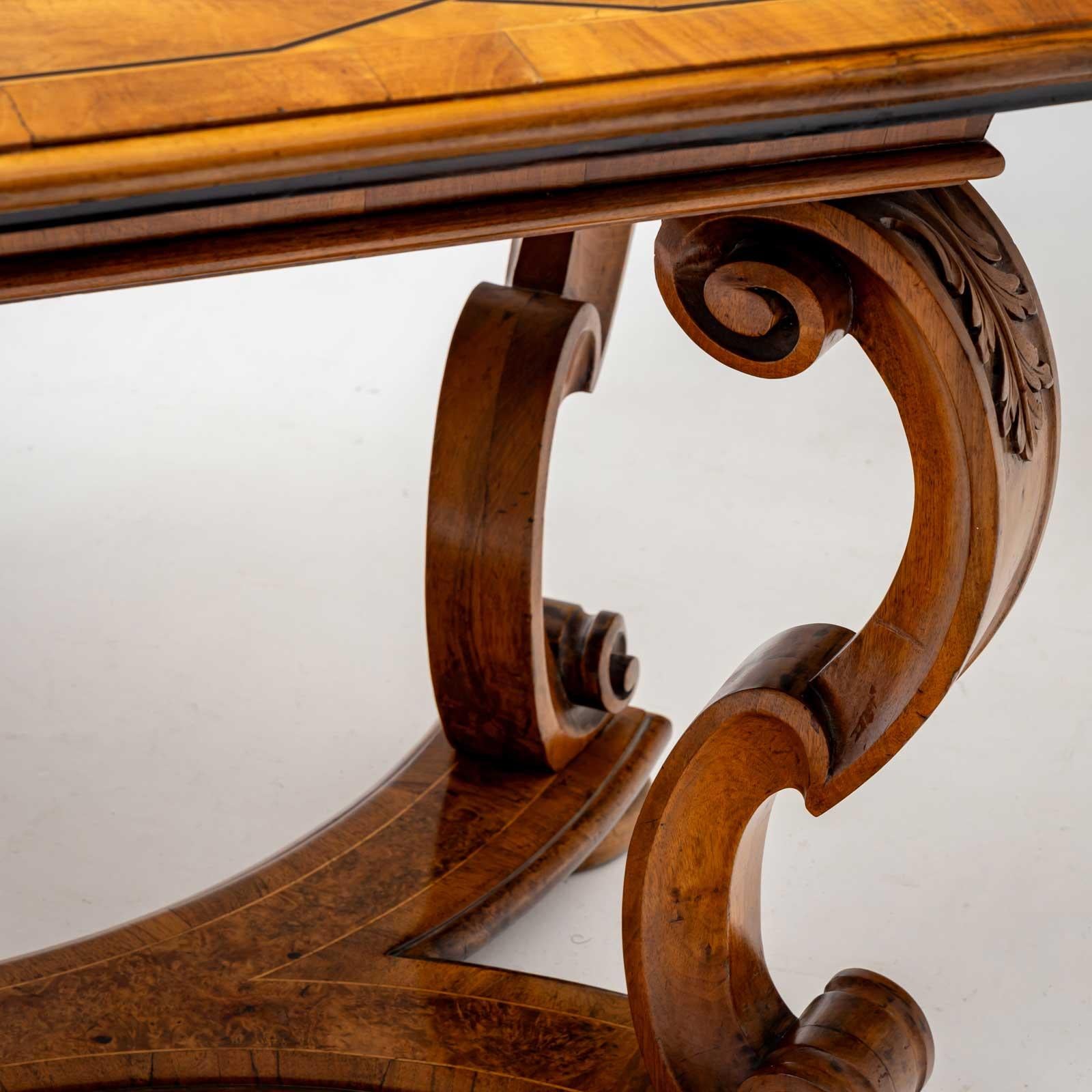 Incrusté Table de salle à manger de style baroque avec scène de marqueterie, fin du 19e siècle en vente