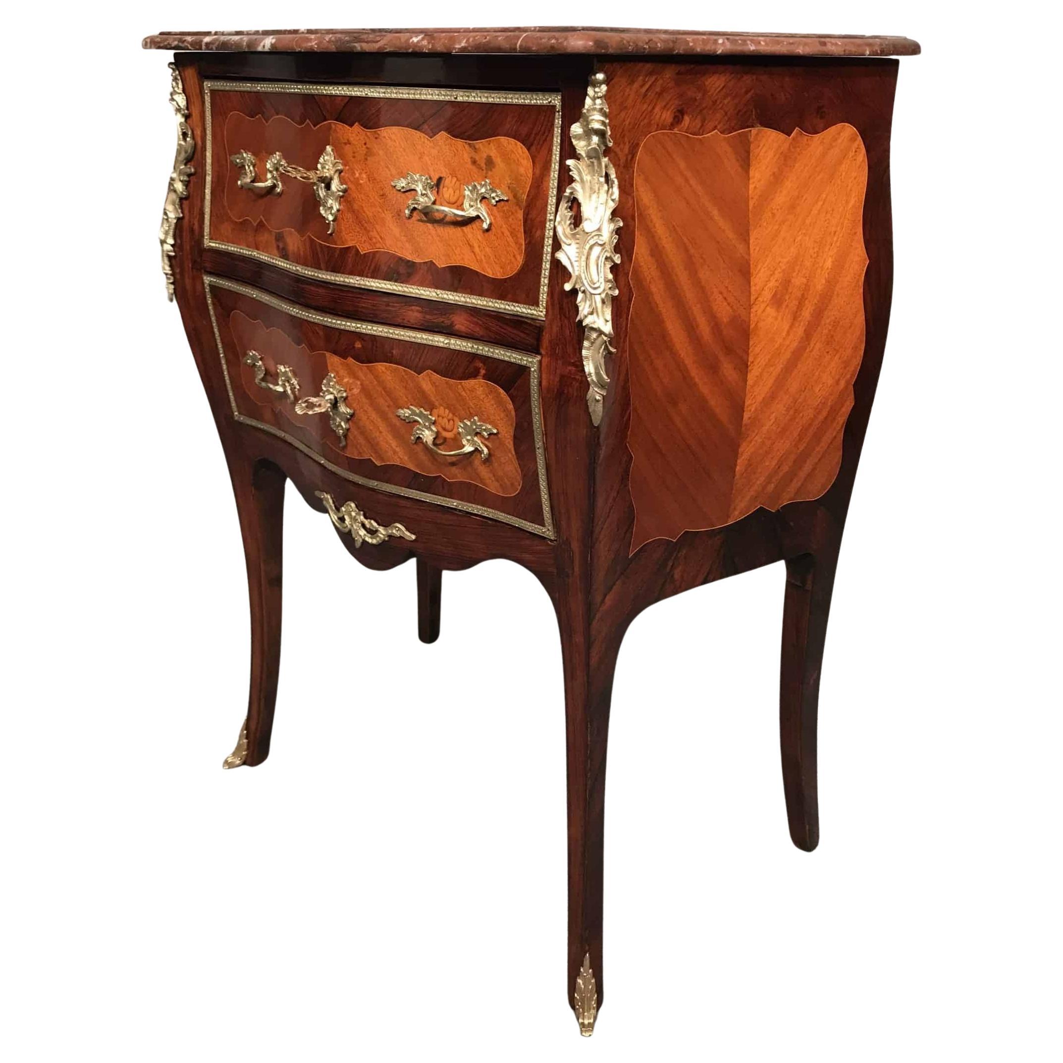Baroque Style dresser, France 19th century
This small antique Baroque Style Dresser comes from France and dates back to the second half of the 19th century. The dresser stands out for its beautiful walnut and mahogany veneer decoration. It is