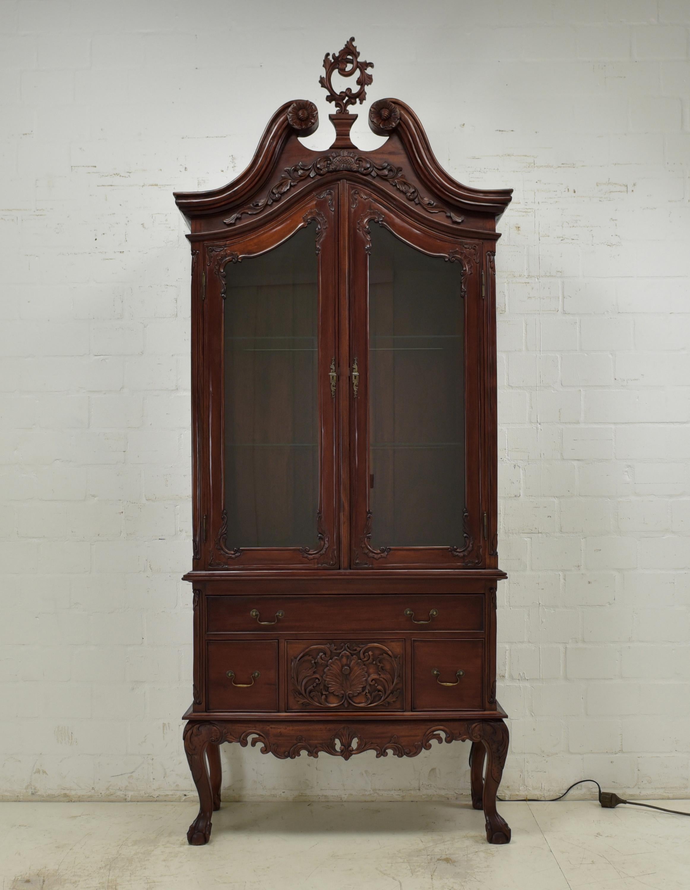 Vetrina in stile barocco/inglese in mogano riproduzione di mobili d'epoca

Caratteristiche:
Completamente in mogano massiccio
Piano vetrina a 2 ante con ripiani in vetro
Base a gambe alte con 4 cassetti
Elaborazione manuale di altissima