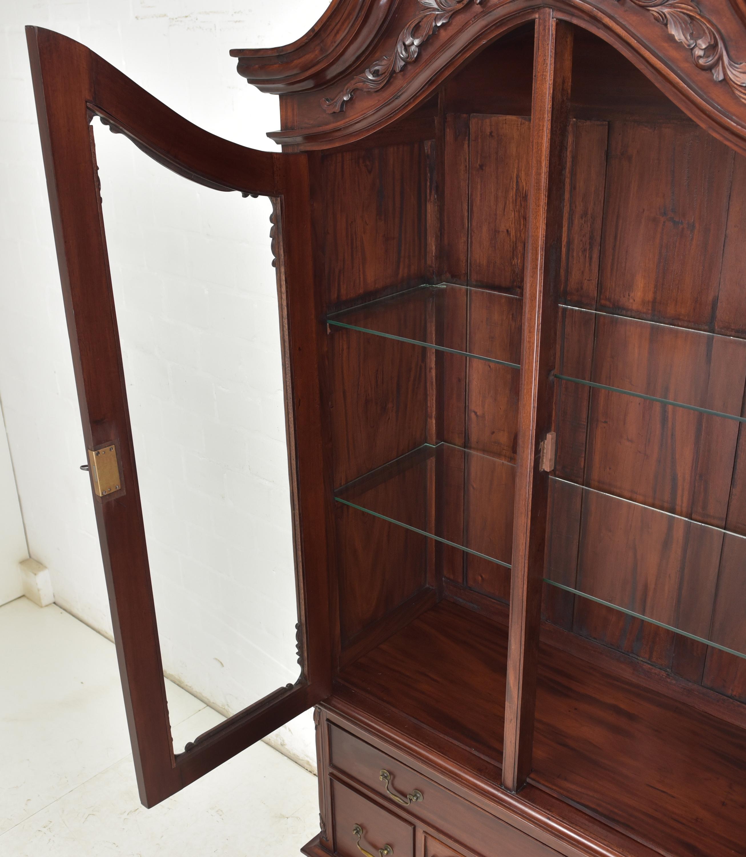 Baroque Style / English Style Display Cabinet Furniture in Mahogany, 1990 In Good Condition For Sale In Lüdinghausen, DE