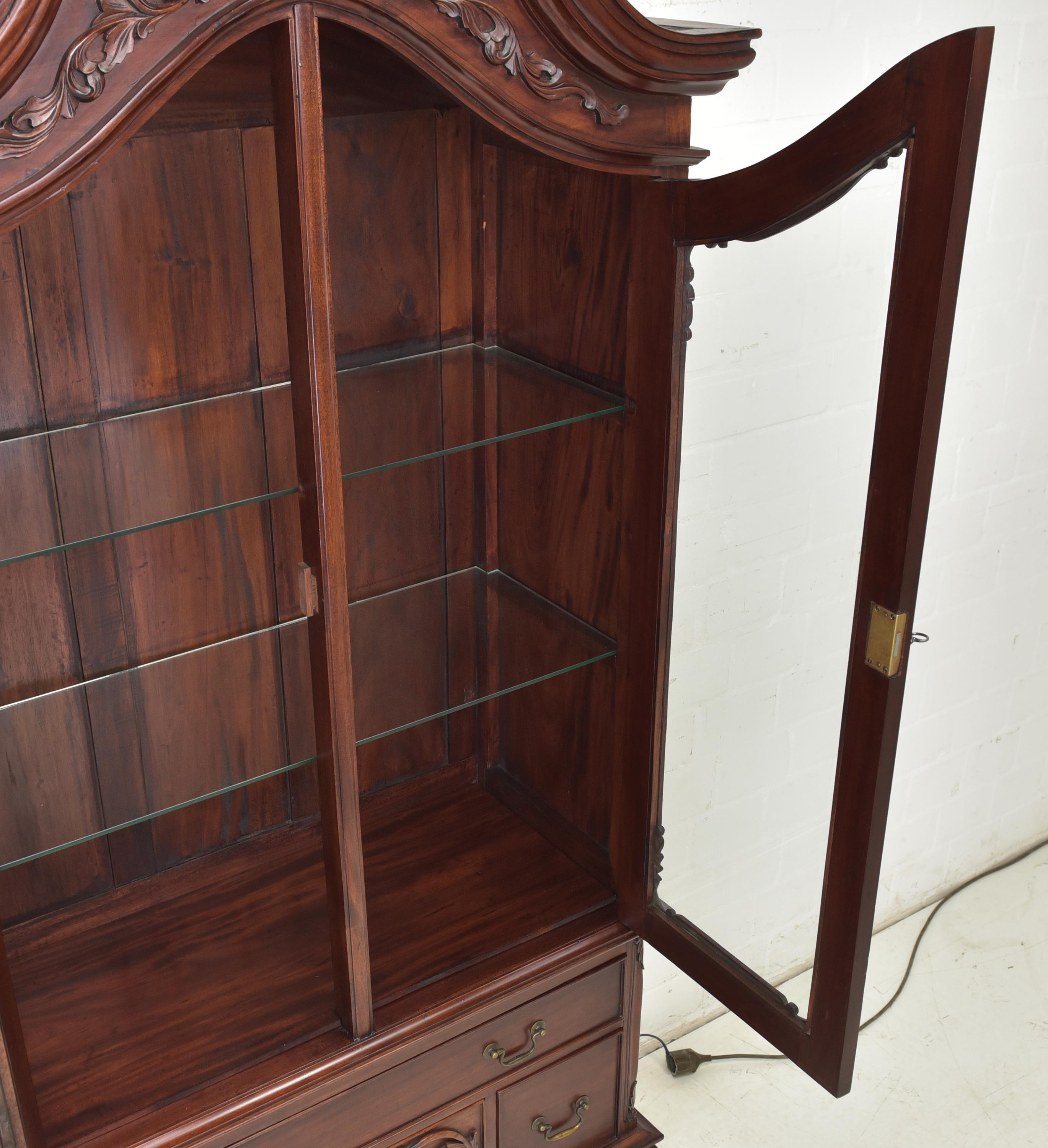 20th Century Baroque Style / English Style Display Cabinet Furniture in Mahogany, 1990 For Sale