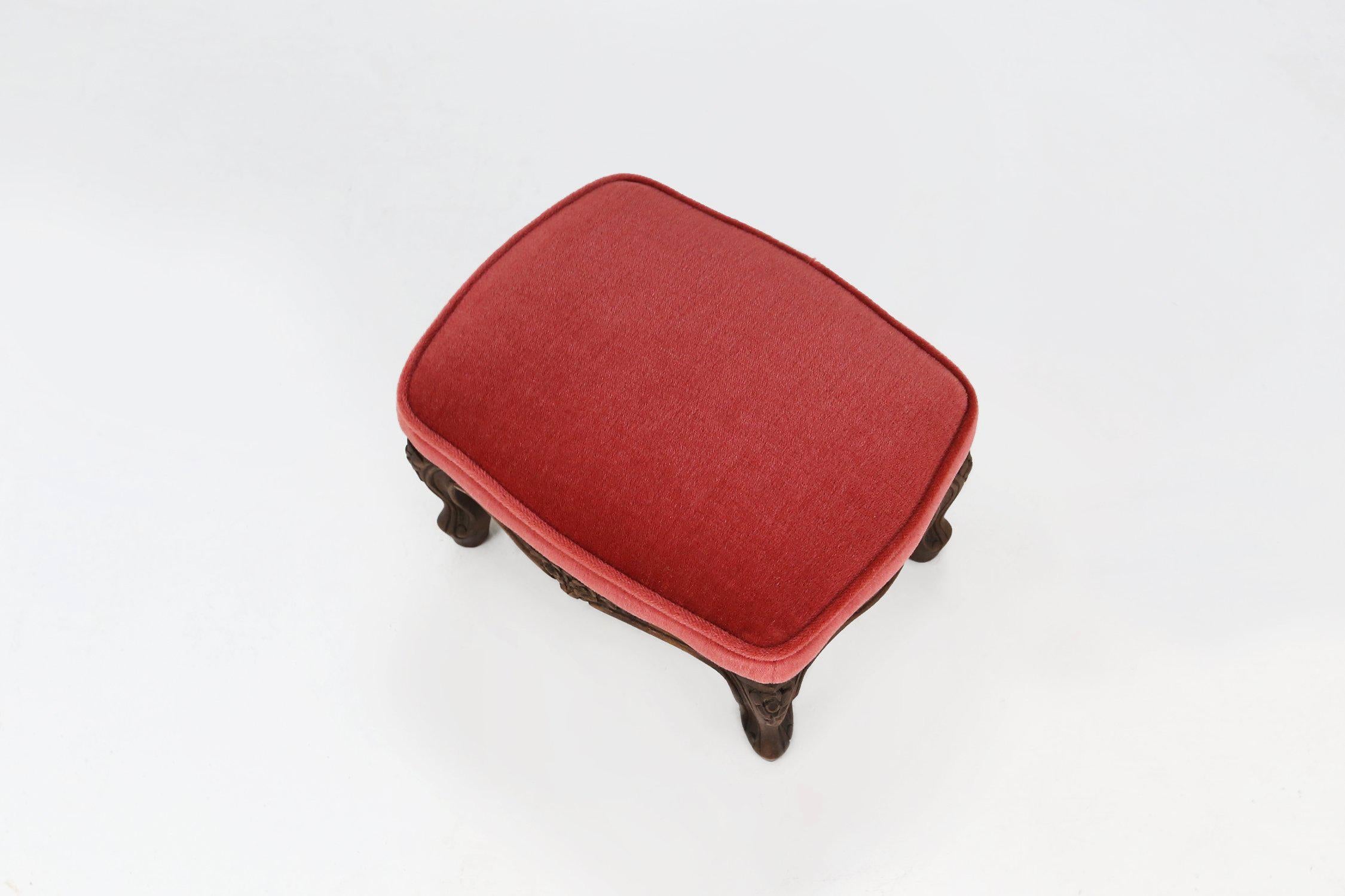 Belgium / 1950 / footstool / wood, velvet / vintage / Baroque / Louis XV

Baroque foot stool in carved wood, beautifully upholstered in luxurious velvet. Crafted in Belgium in the 1950s.

A charming piece with a rich vibrant coral upholstery that