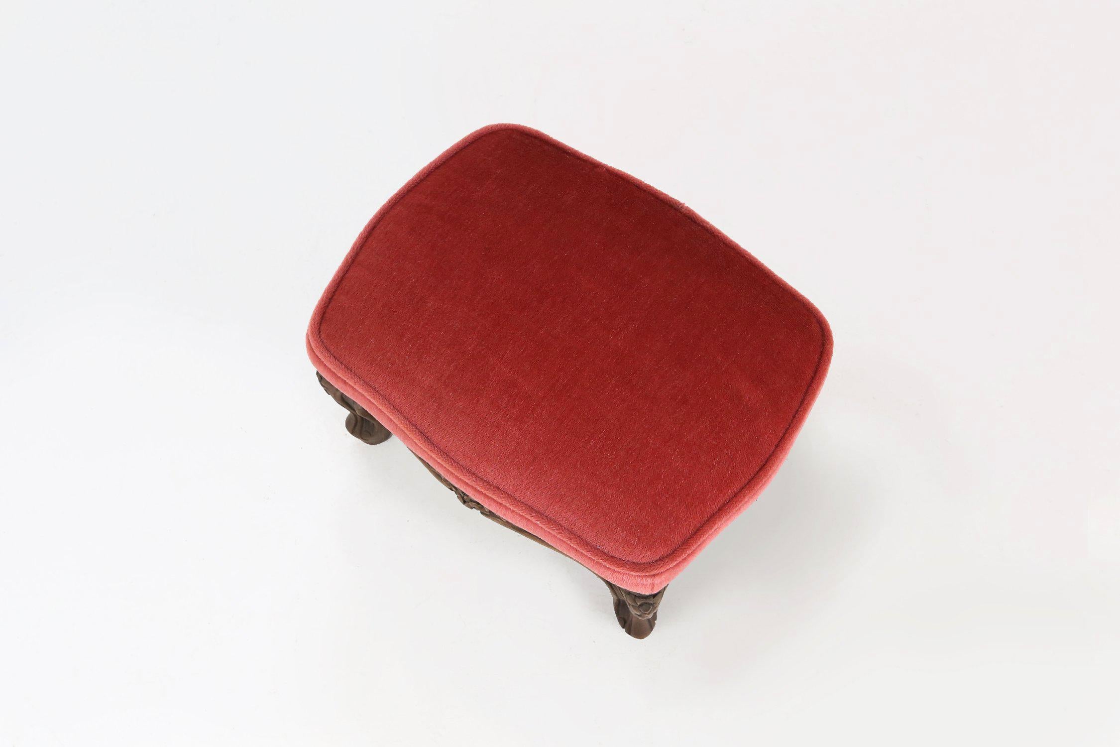 Belgium / 1950 / footstool / wood, velvet / vintage / Baroque / Louis XV

Baroque foot stool in carved wood, beautifully upholstered in luxurious velvet. Crafted in Belgium in the 1950s.

A charming piece with a rich vibrant coral upholstery that
