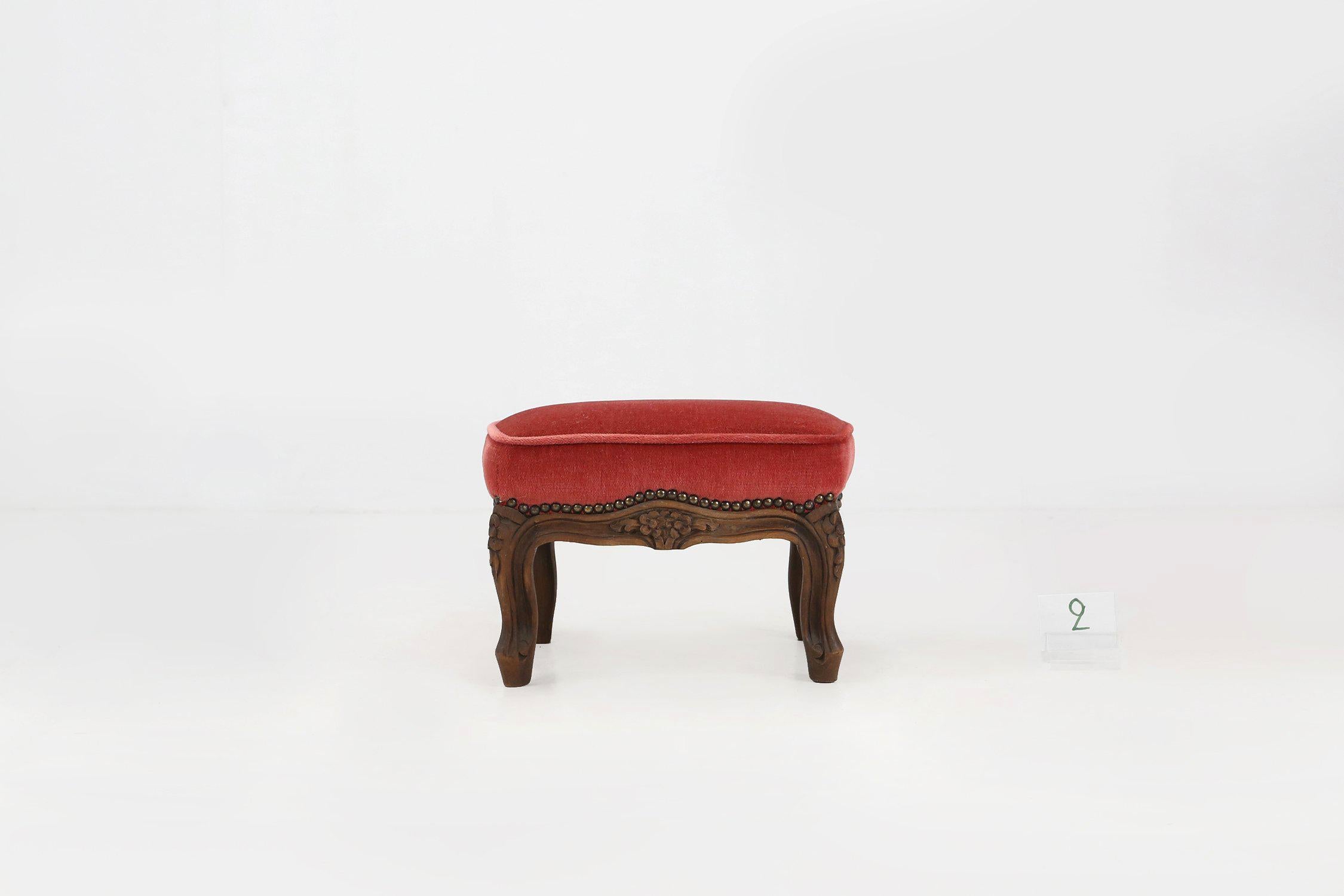 Baroque Revival Baroque style foot stool in carved wood with coral velvet upholstery For Sale
