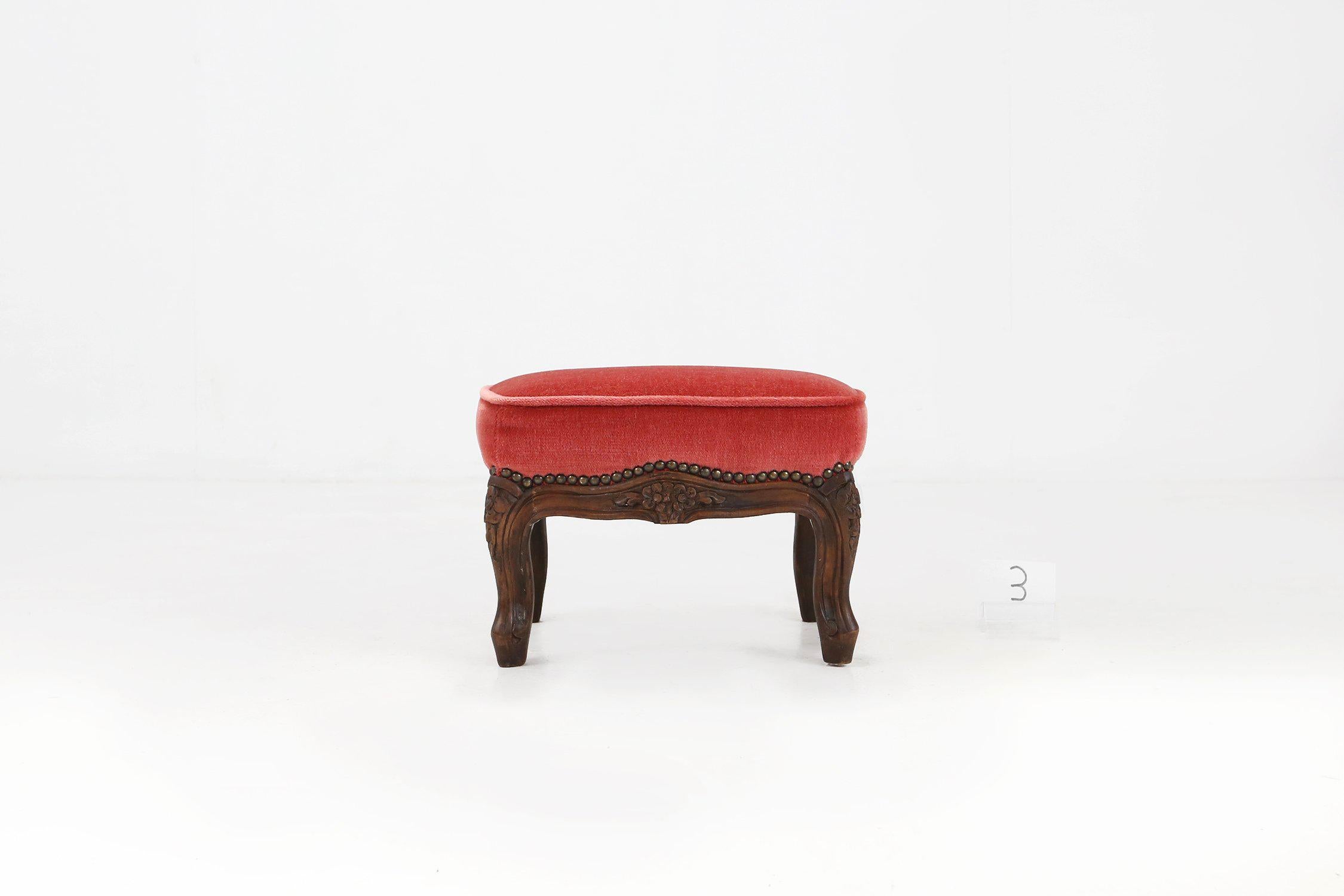 Baroque Revival Baroque style foot stool in carved wood with coral velvet upholstery For Sale