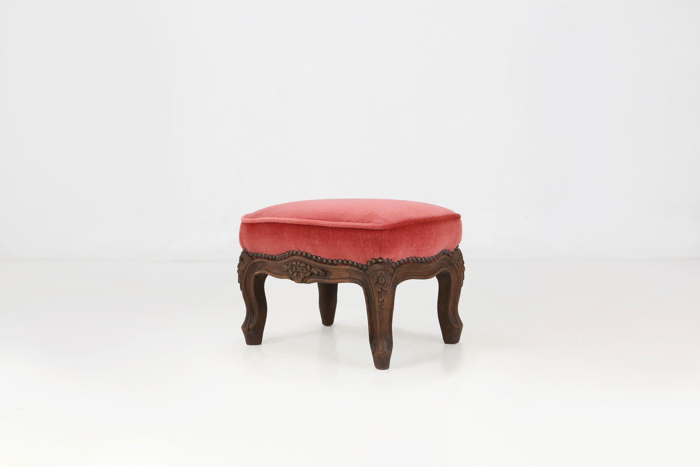 Belgian Baroque style foot stool in carved wood with coral velvet upholstery For Sale