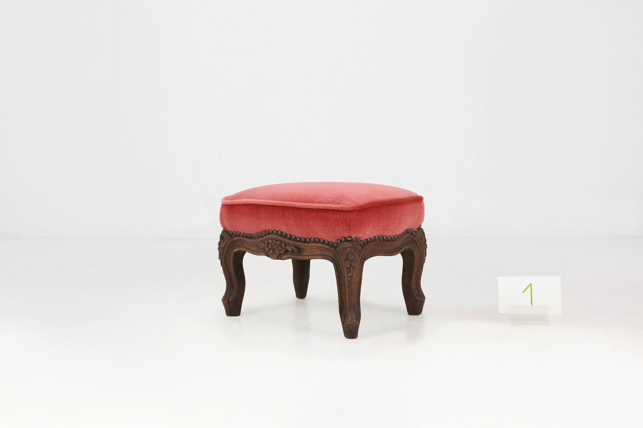 Carved Baroque style foot stool in carved wood with coral velvet upholstery For Sale
