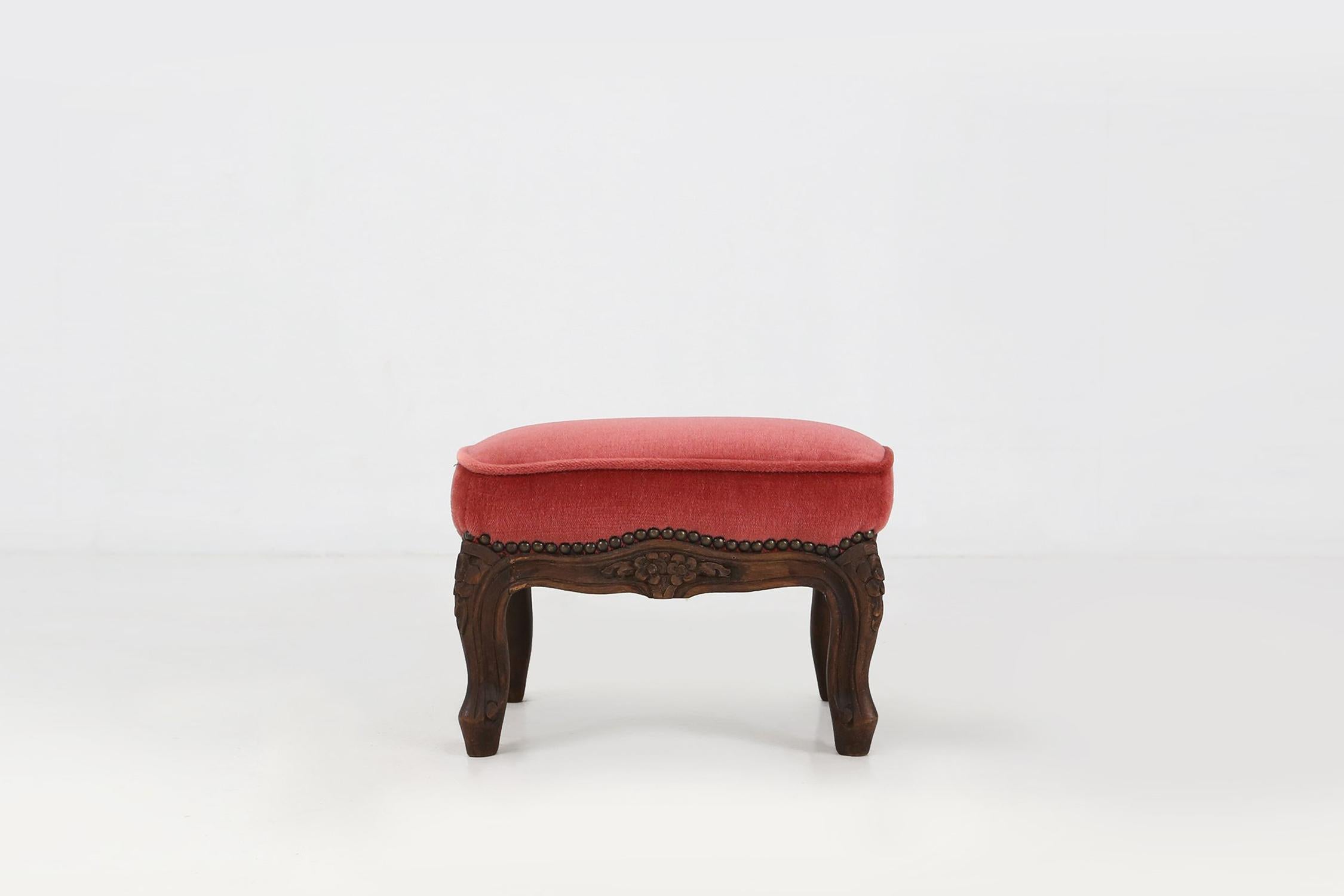 Baroque style foot stool in carved wood with coral velvet upholstery In Good Condition For Sale In Meulebeke, BE