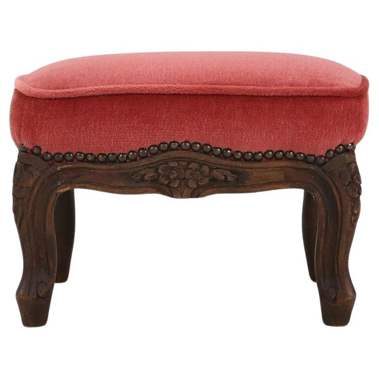 Baroque style foot stool in carved wood with coral velvet upholstery For Sale