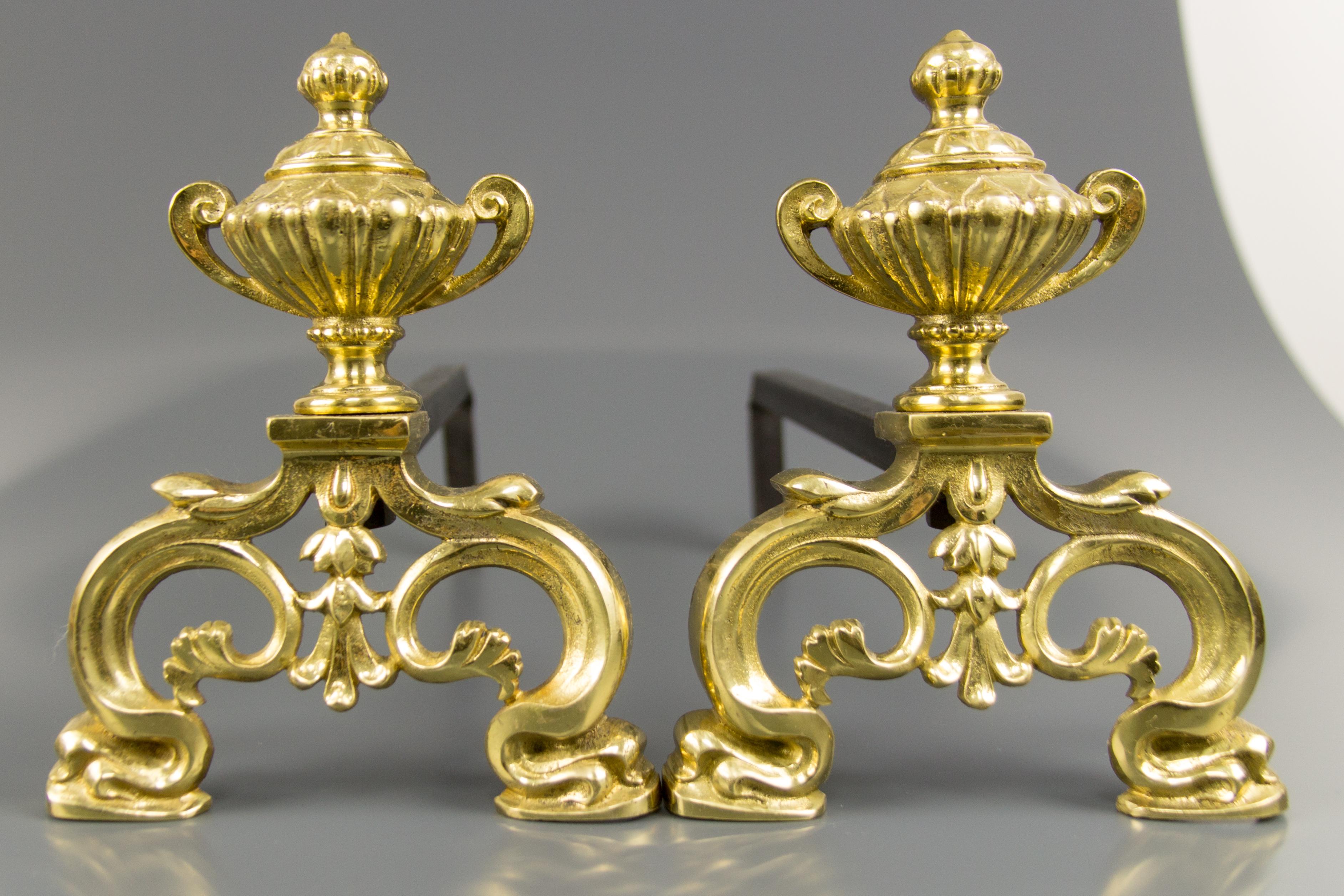 This beautiful and elegant pair of Dutch Baroque style gilt bronze and cast iron andirons is decorated with scrolled feet, acanthus leaf design, and urn-form finials.
Dimensions: height 21 cm / 8.26 in, width 16 cm / 6.29 in, depth 32 cm / 12.59 in.