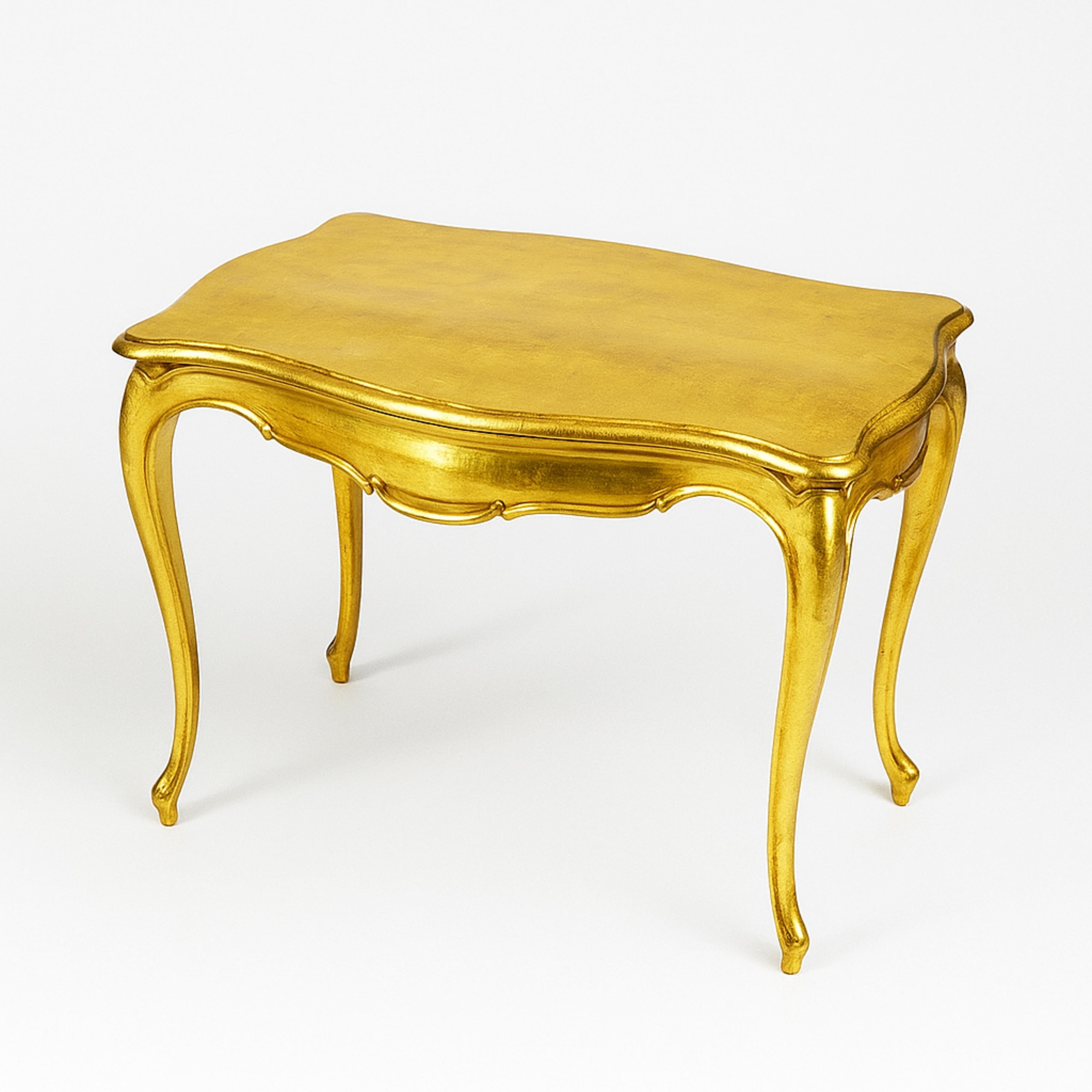 Ein vergoldeter Schreibtisch aus Nussbaumholz im Barockstil mit einer rechteckigen Platte in Serpentinenform, einem abgerundeten Fries, tief geschnitzten Cabriole-Beinen, Pfeifenbeinen und einer breiten Schublade. Ein Musterbeispiel an Eleganz.