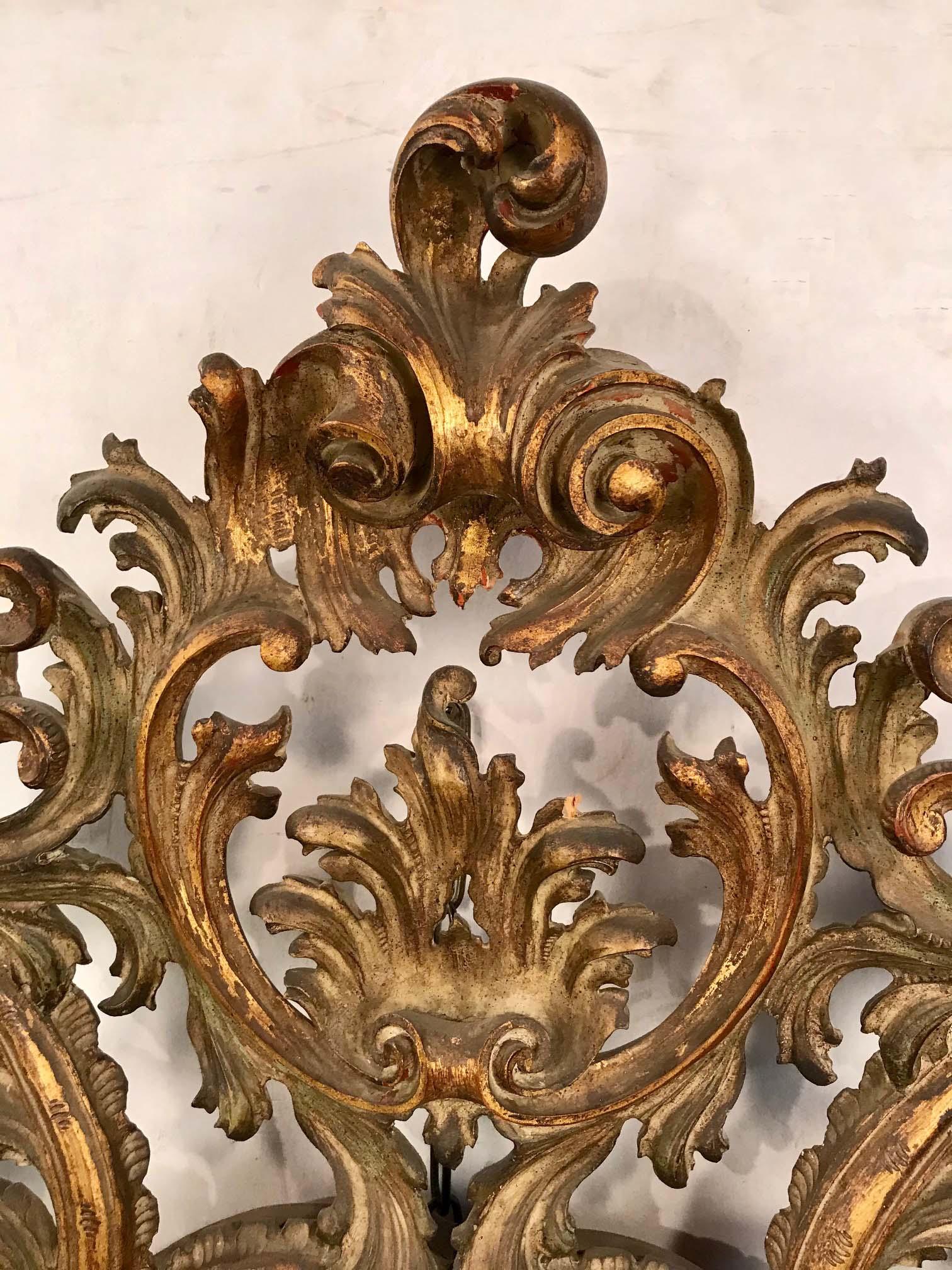 italien Miroir en bois doré de style baroque en vente