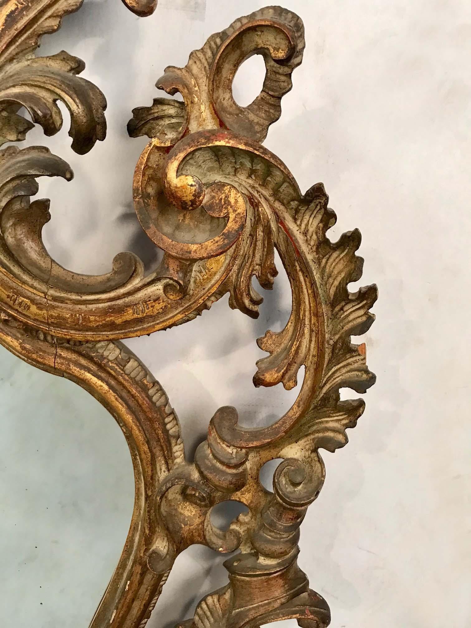 Miroir en bois doré de style baroque Bon état - En vente à Montreal, QC