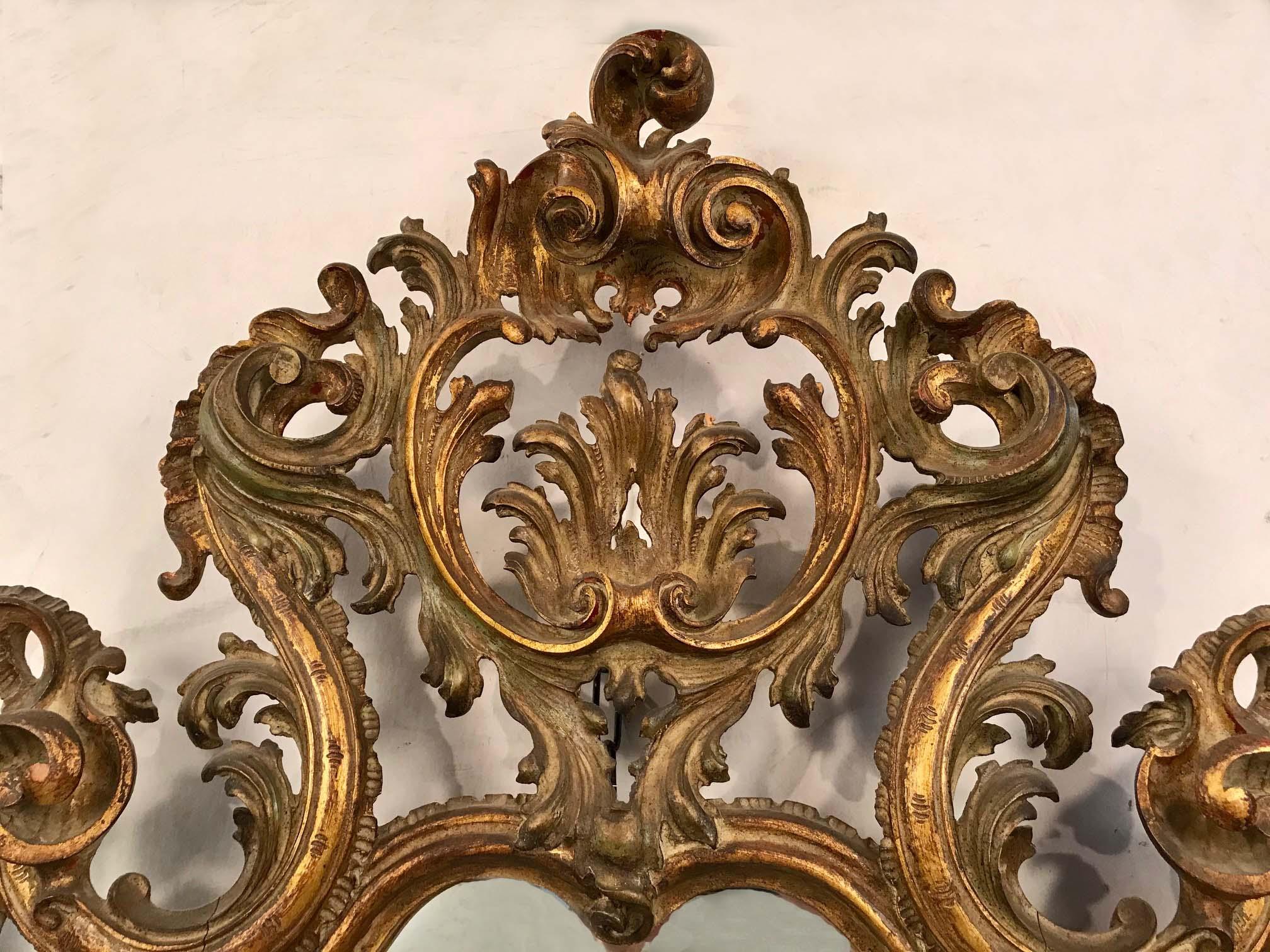 Doré Miroir en bois doré de style baroque en vente