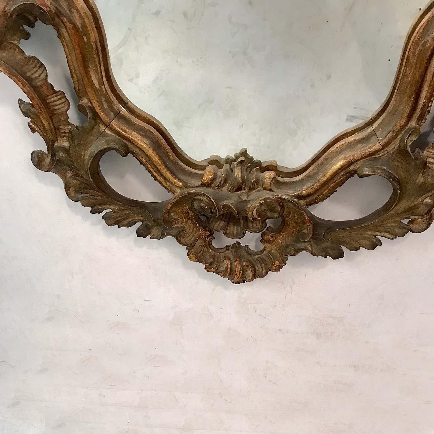 XIXe siècle Miroir en bois doré de style baroque en vente