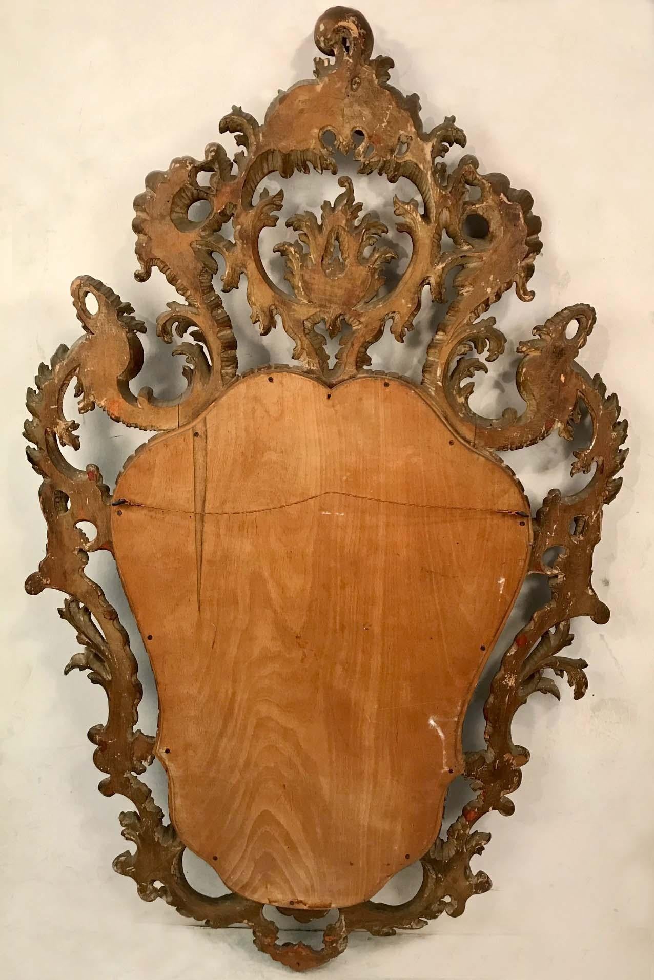 Miroir en bois doré de style baroque en vente 2