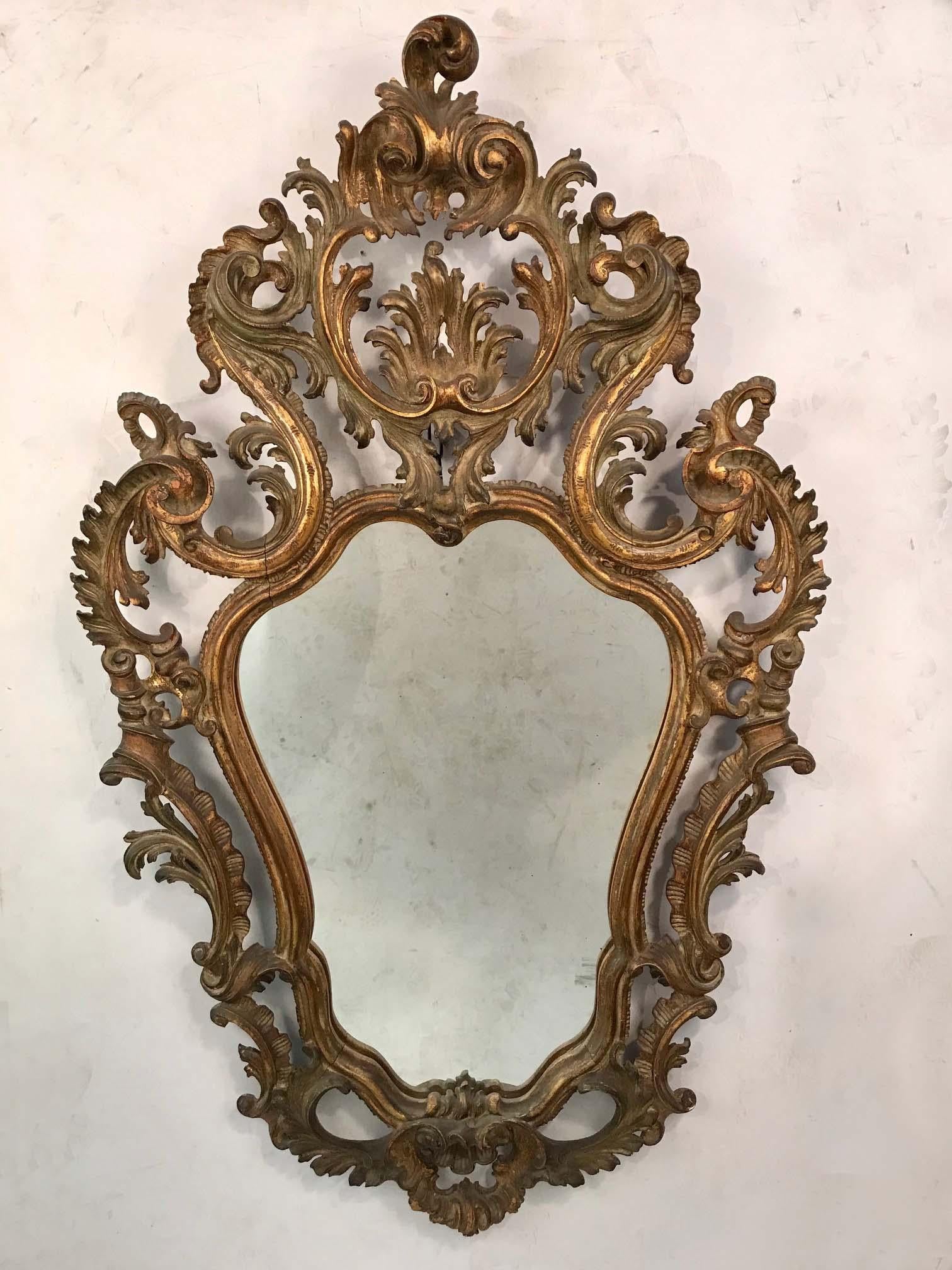 Baroque Miroir en bois doré de style baroque en vente