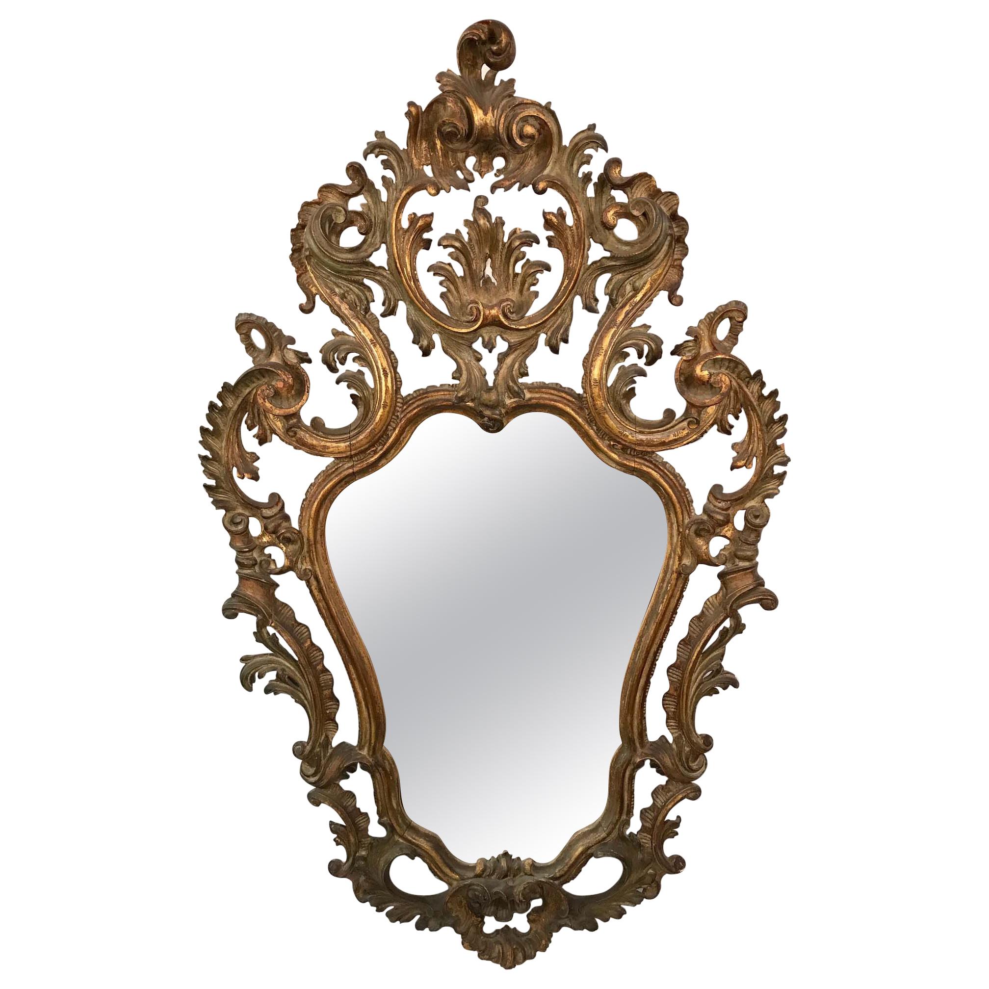Miroir en bois doré de style baroque en vente