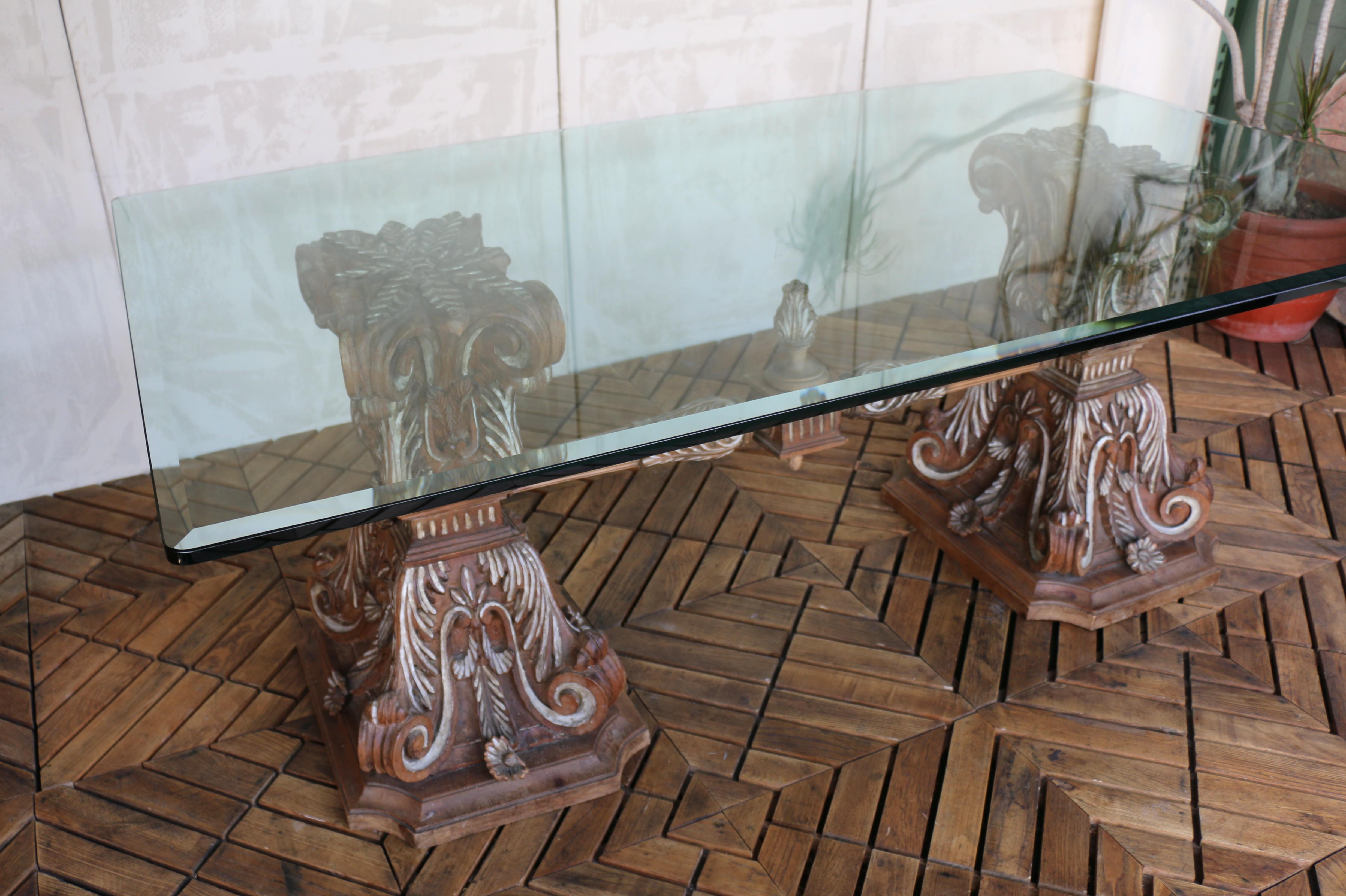 Mesa de Comedor con Tapa de Cristal de Estilo Barroco y Base de Madera Tallada - Italiana en venta 4