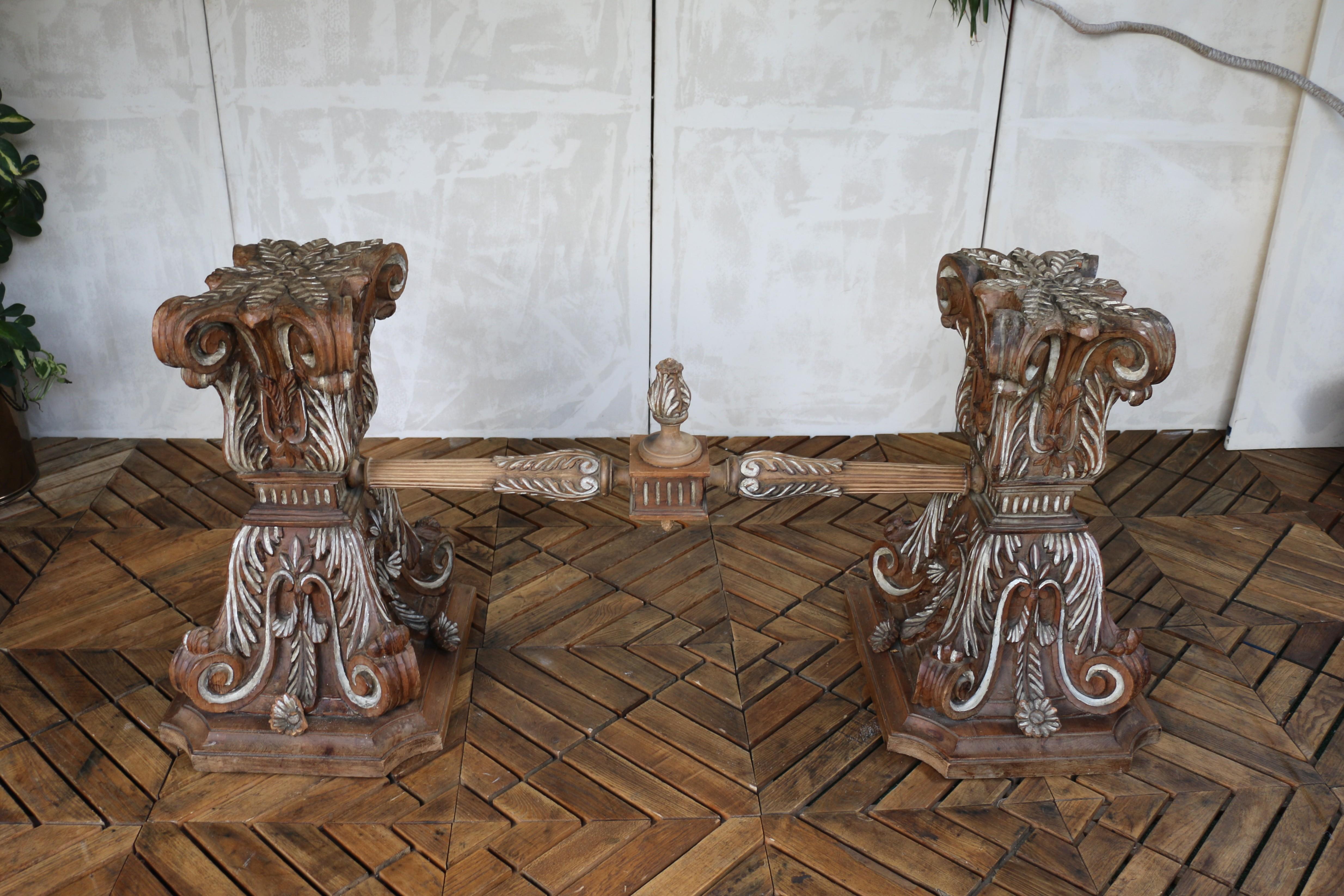 Mesa de Comedor con Tapa de Cristal de Estilo Barroco y Base de Madera Tallada - Italiana en venta 7