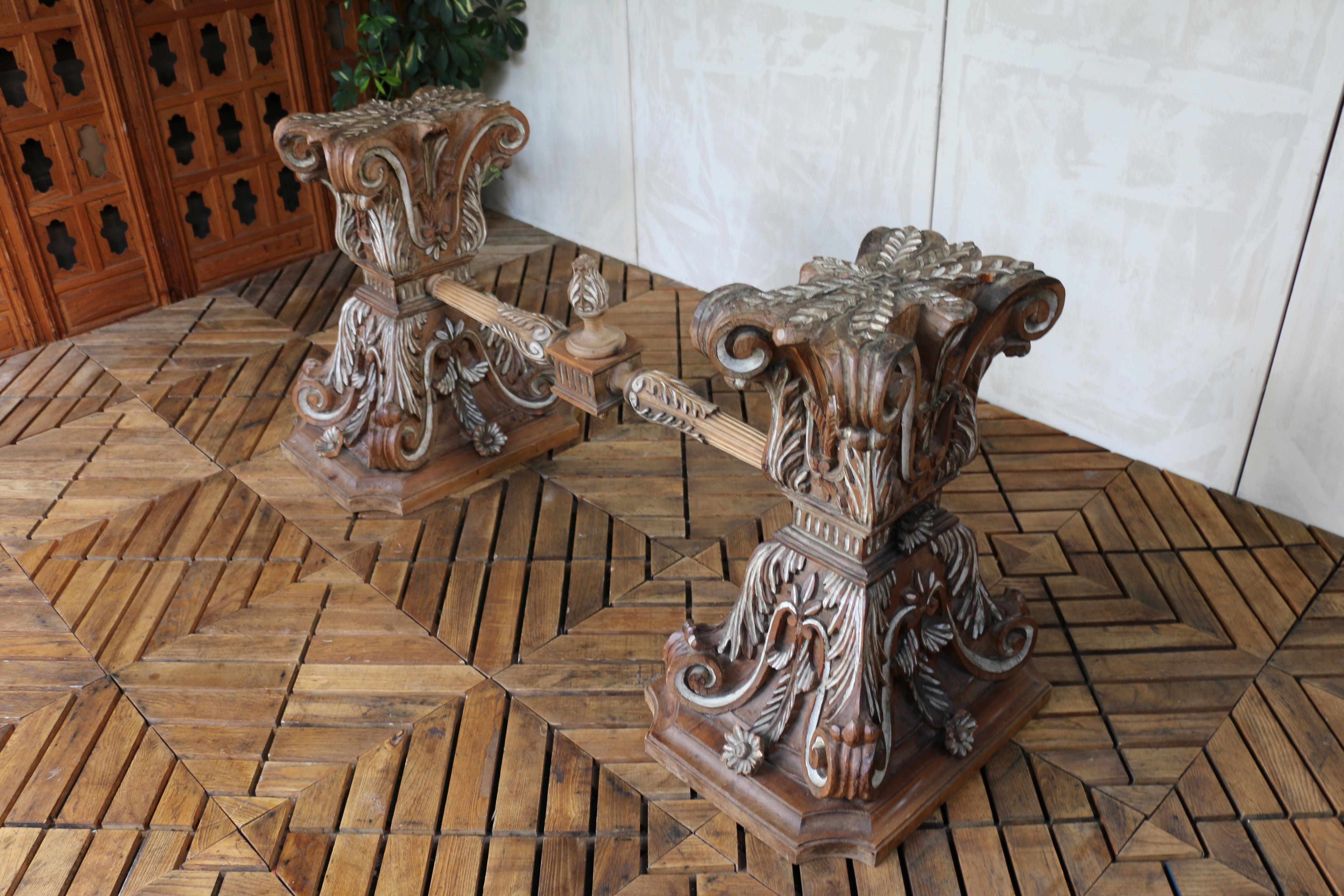 Mesa de Comedor con Tapa de Cristal de Estilo Barroco y Base de Madera Tallada - Italiana en venta 8