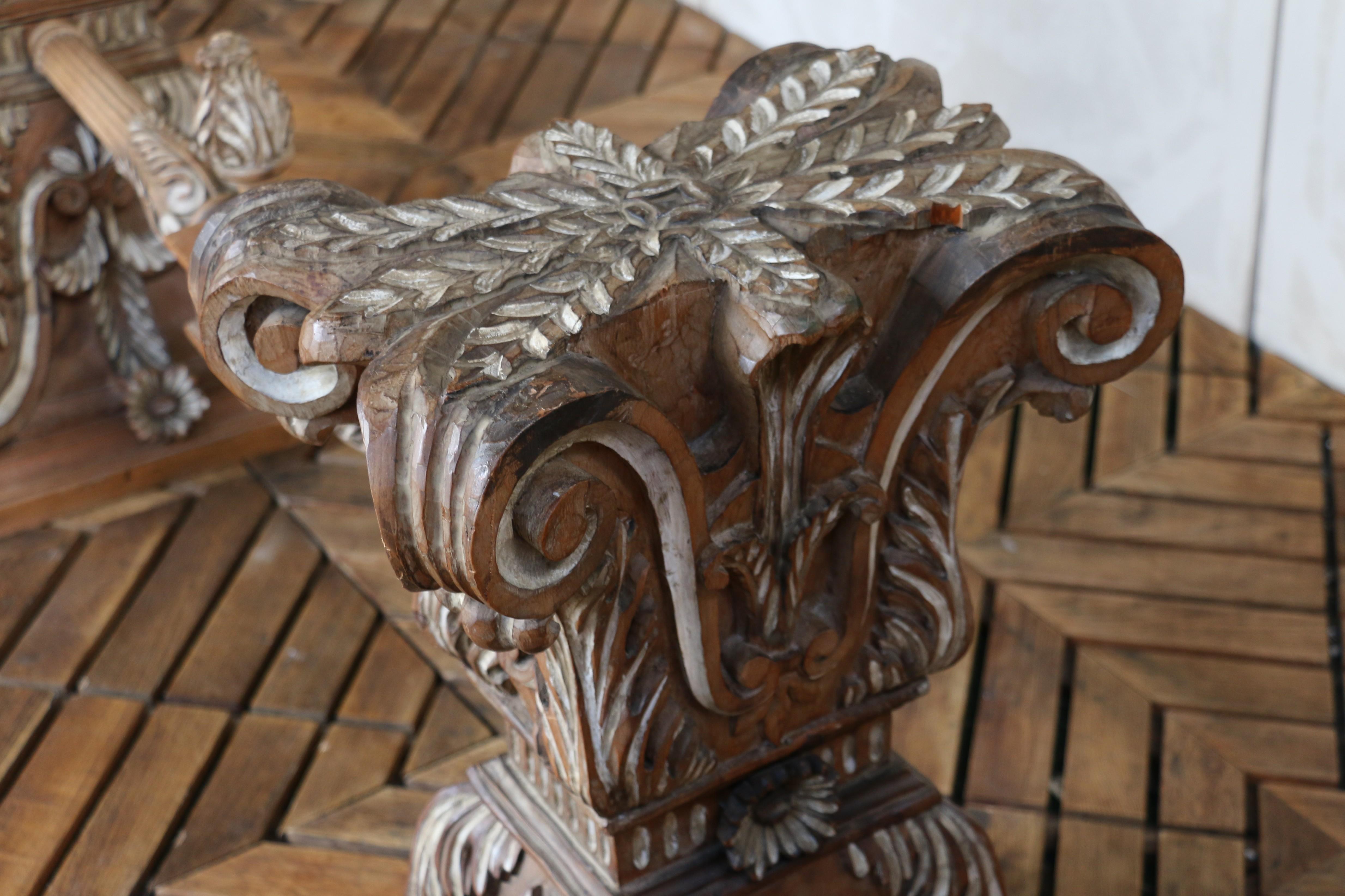 Mesa de Comedor con Tapa de Cristal de Estilo Barroco y Base de Madera Tallada - Italiana en venta 9