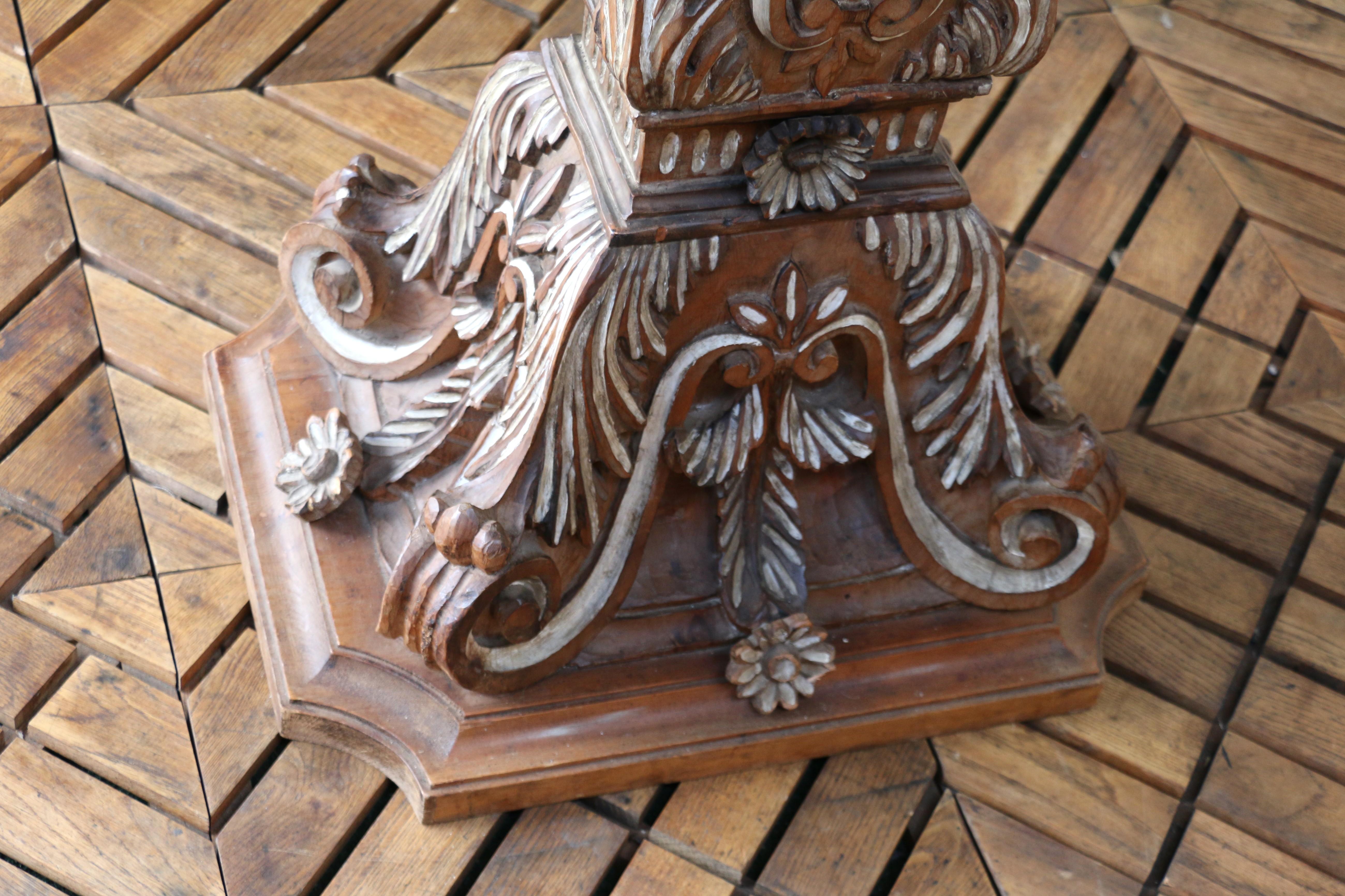 Mesa de Comedor con Tapa de Cristal de Estilo Barroco y Base de Madera Tallada - Italiana en venta 11