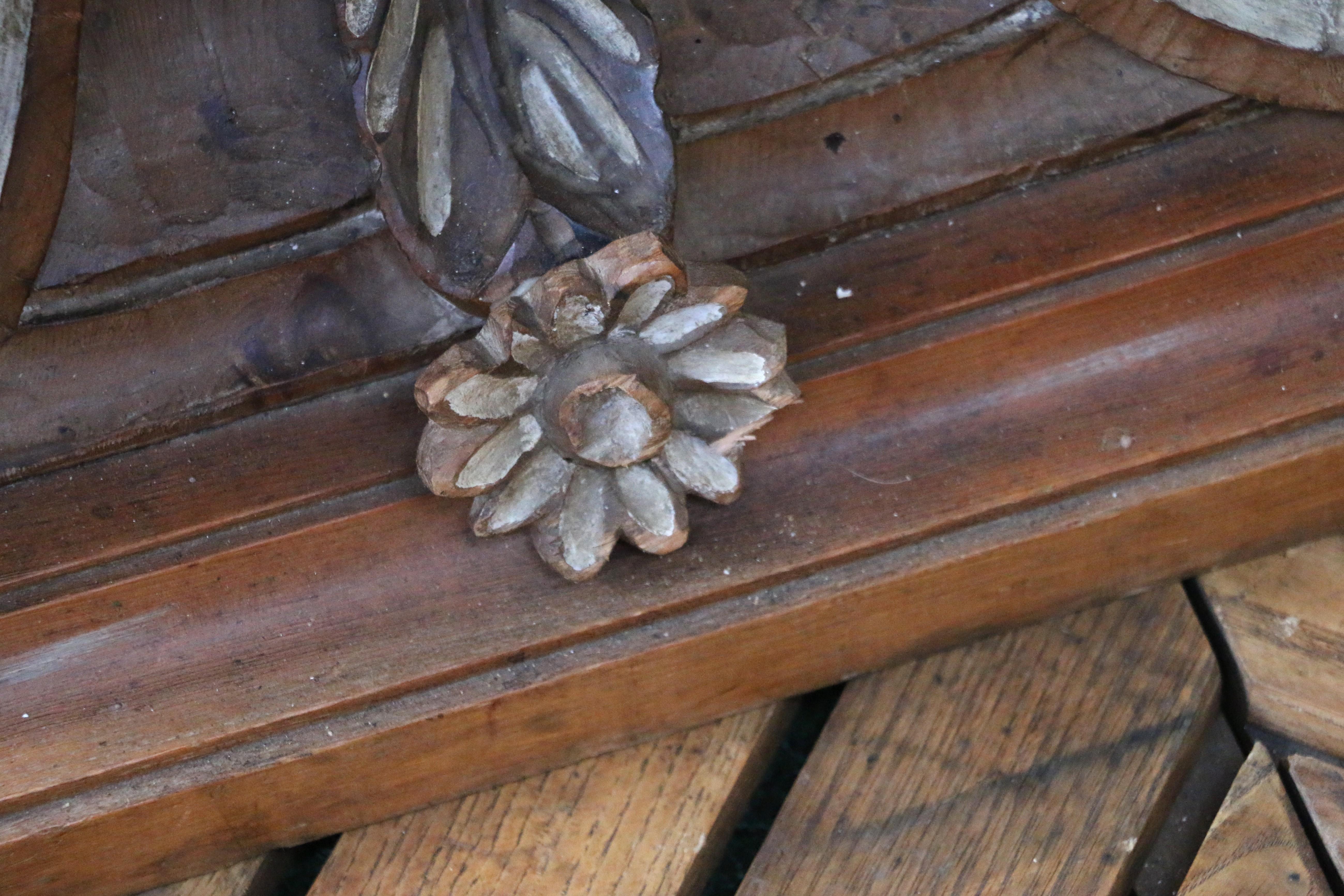 Mesa de Comedor con Tapa de Cristal de Estilo Barroco y Base de Madera Tallada - Italiana en venta 12