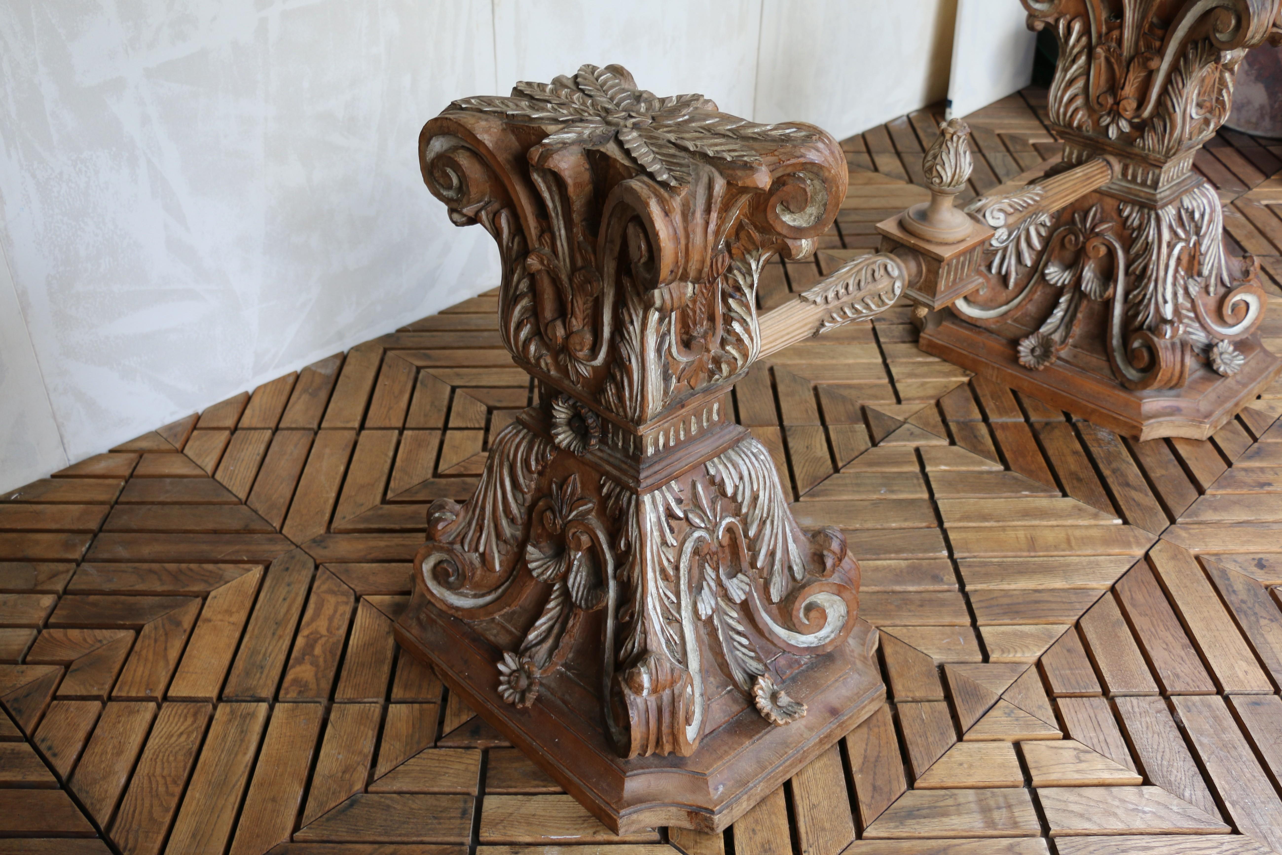 Mesa de Comedor con Tapa de Cristal de Estilo Barroco y Base de Madera Tallada - Italiana en venta 13