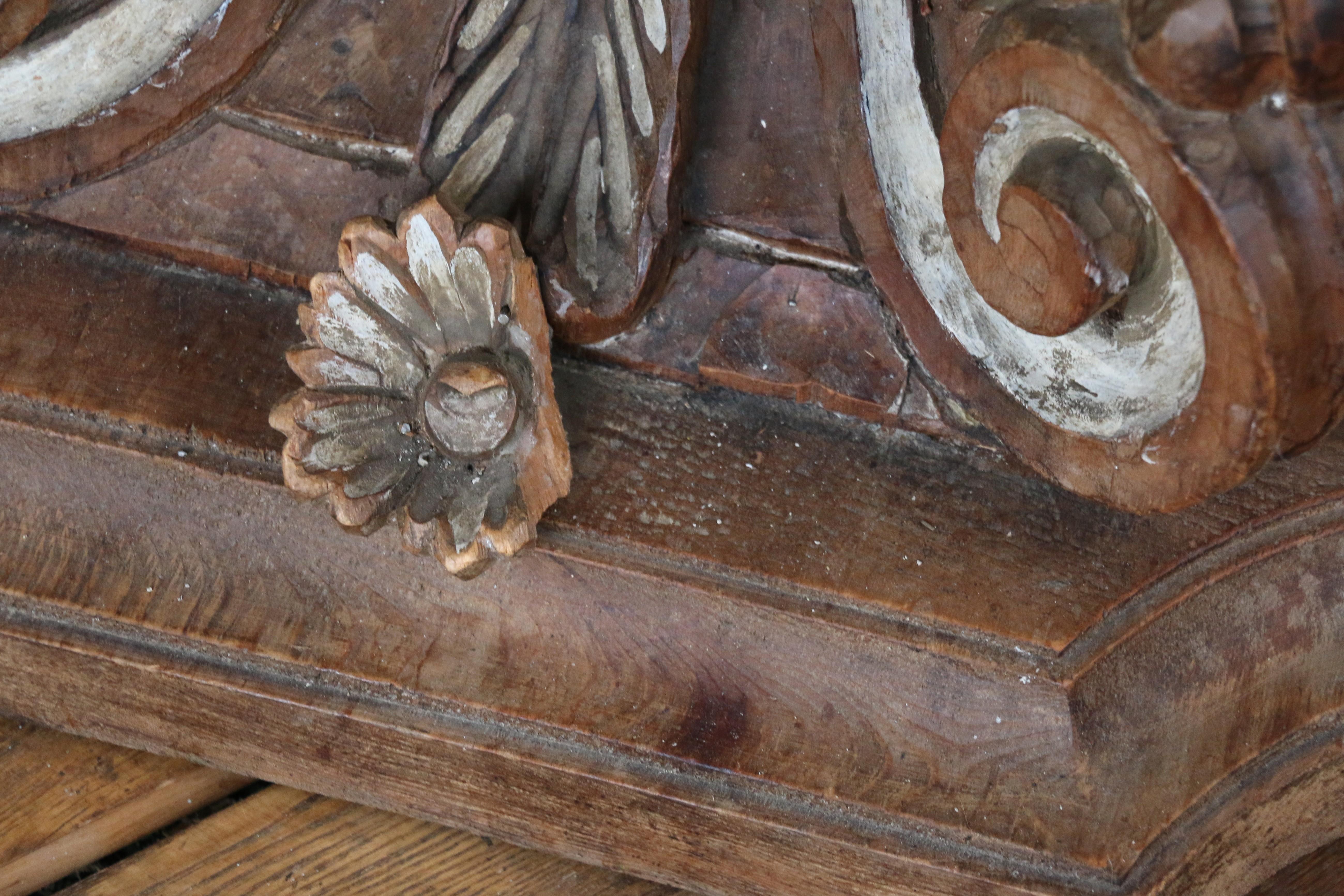 Mesa de Comedor con Tapa de Cristal de Estilo Barroco y Base de Madera Tallada - Italiana en venta 14