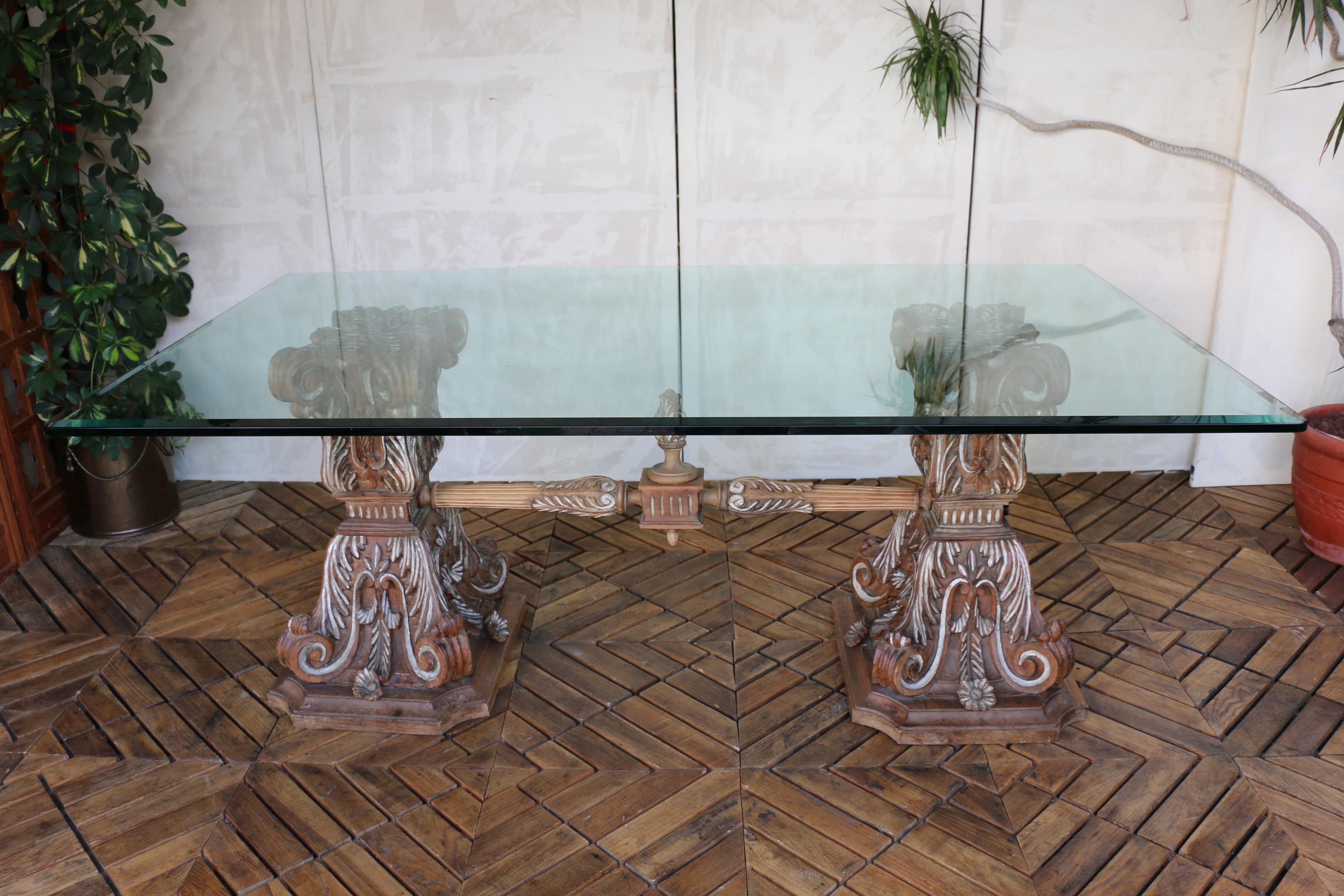 Mesa de Comedor con Tapa de Cristal de Estilo Barroco y Base de Madera Tallada - Italiana Italiano en venta