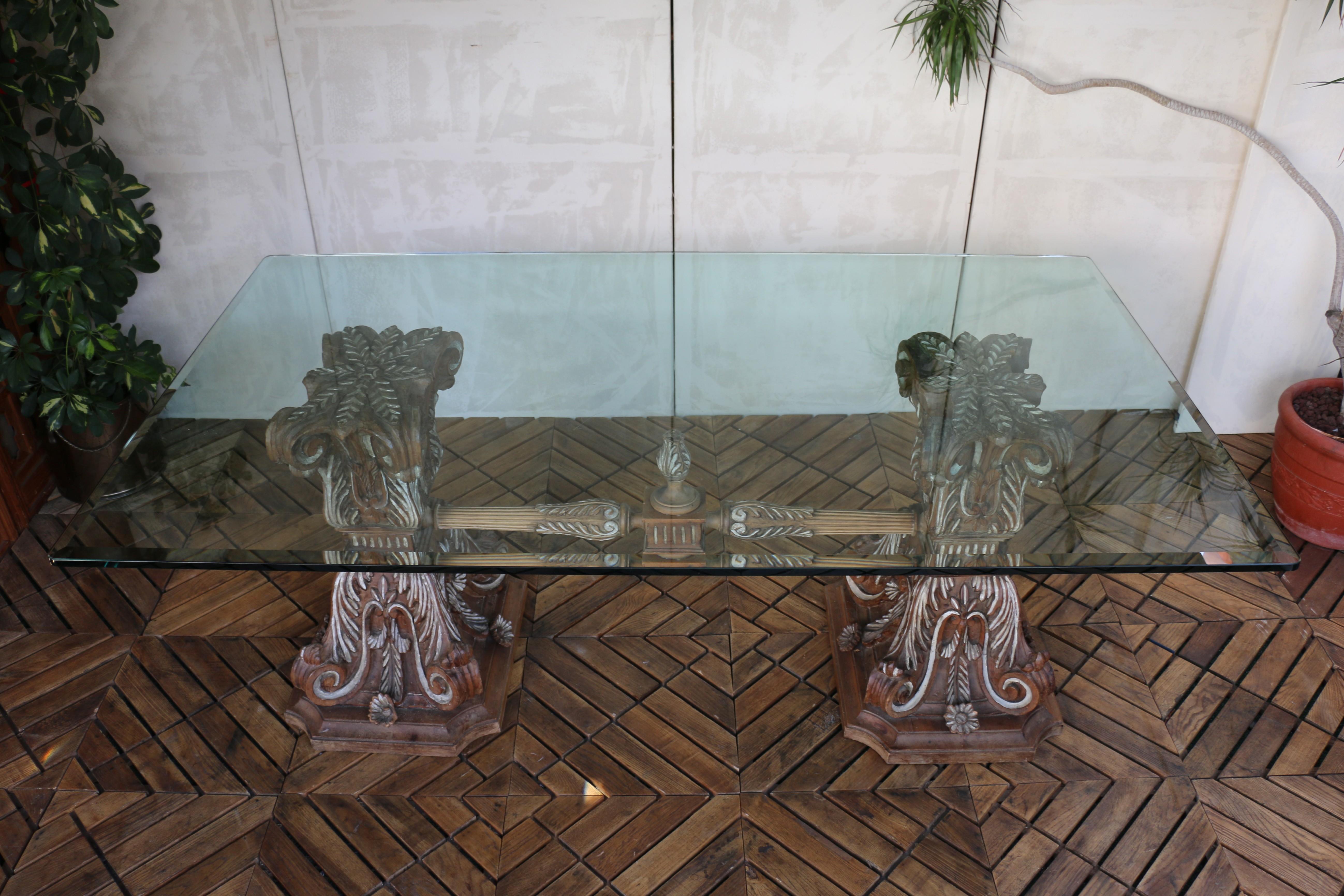 Mesa de Comedor con Tapa de Cristal de Estilo Barroco y Base de Madera Tallada - Italiana en Bueno estado para la venta en North Hollywood, CA