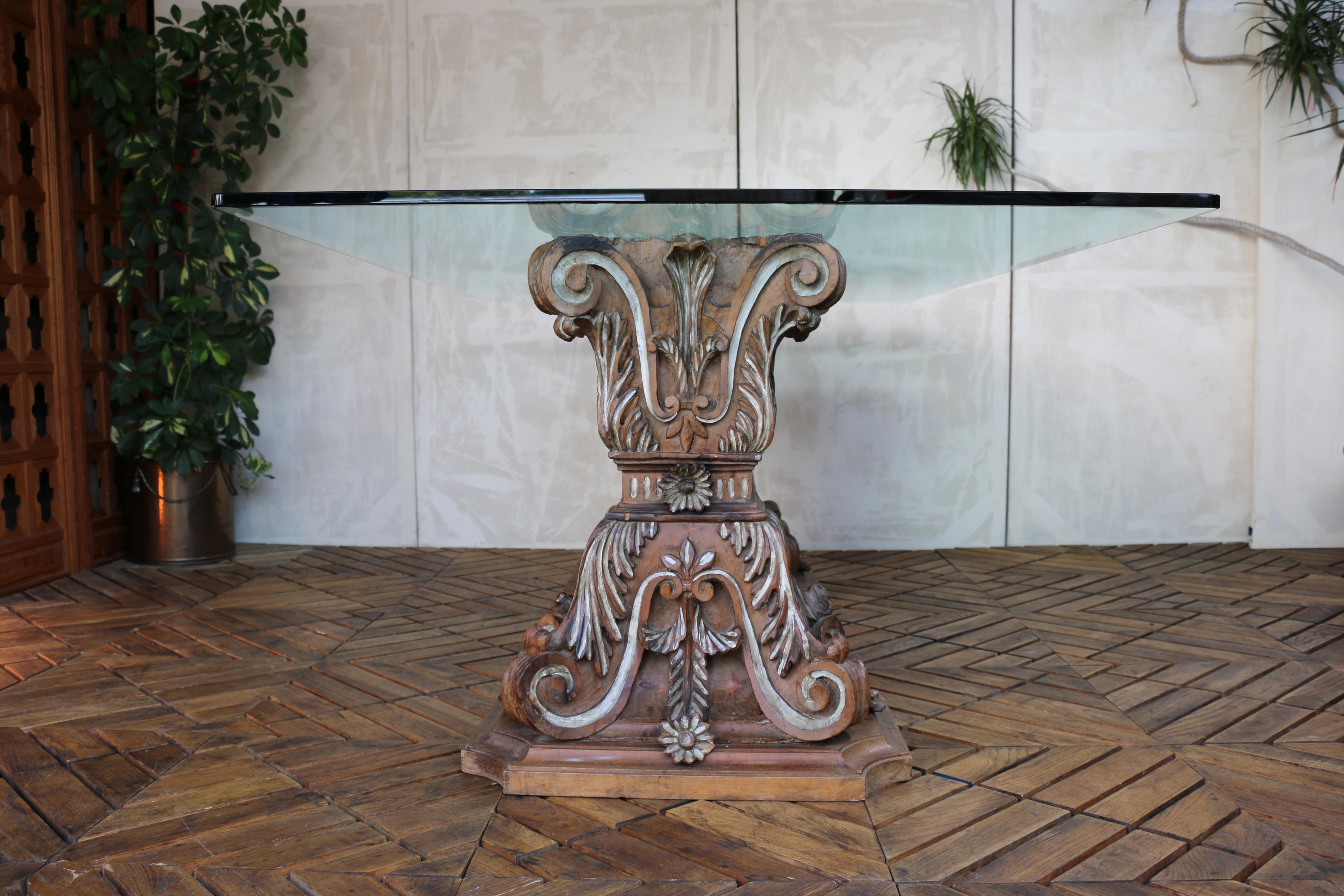 Mesa de Comedor con Tapa de Cristal de Estilo Barroco y Base de Madera Tallada - Italiana finales del siglo XX en venta