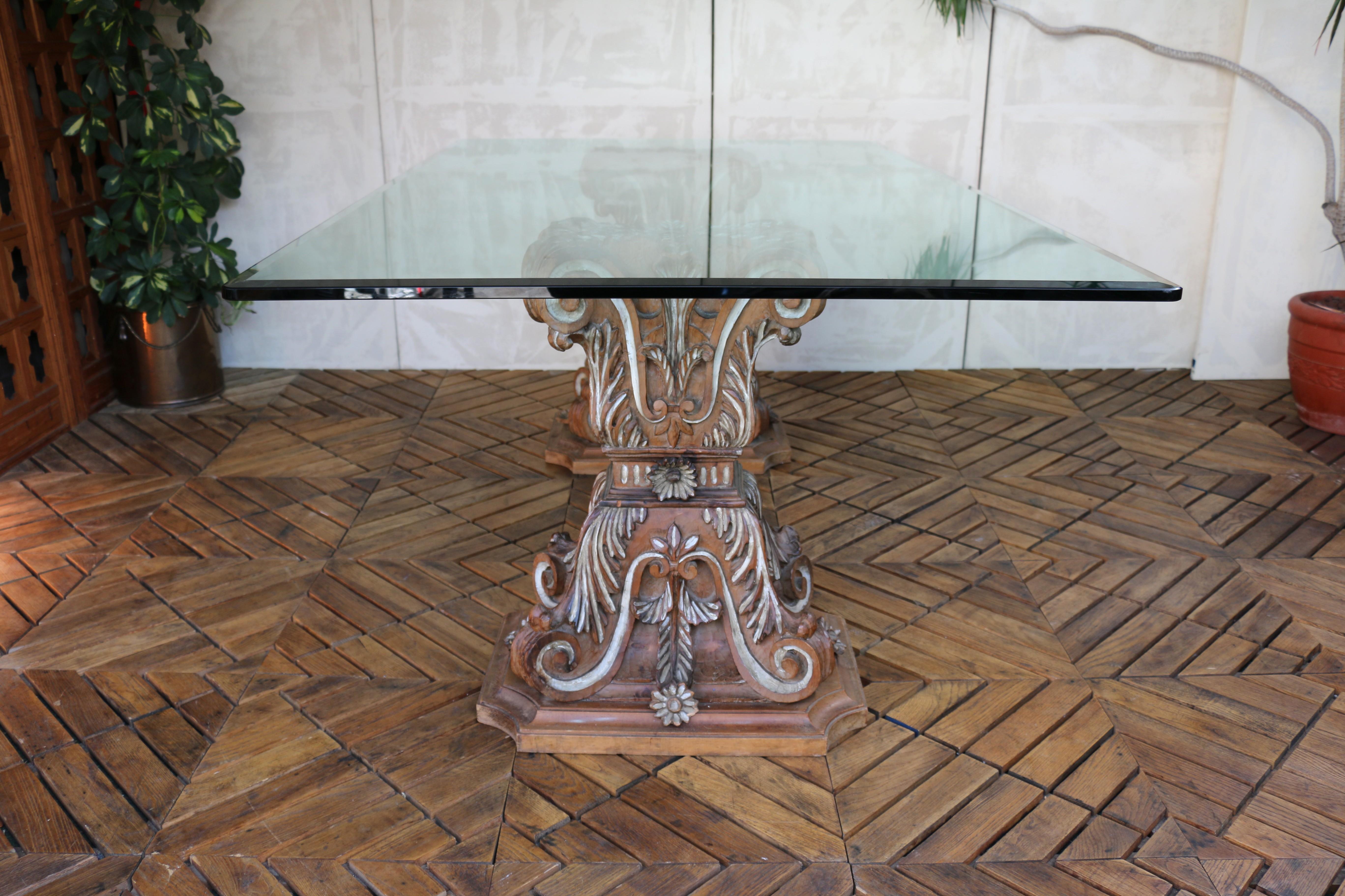 Mesa de Comedor con Tapa de Cristal de Estilo Barroco y Base de Madera Tallada - Italiana Vidrio en venta